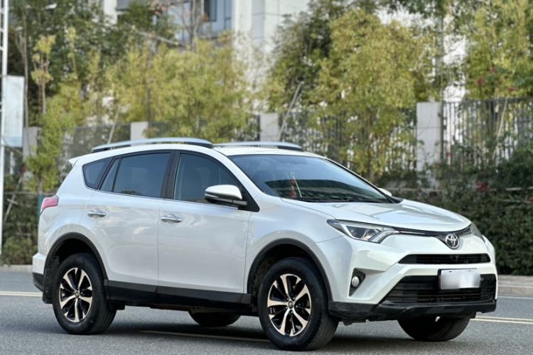 Used Toyota RAV4 2016 2.0L CVT Two-Wheel Drive Fashion Edition China V Standard
