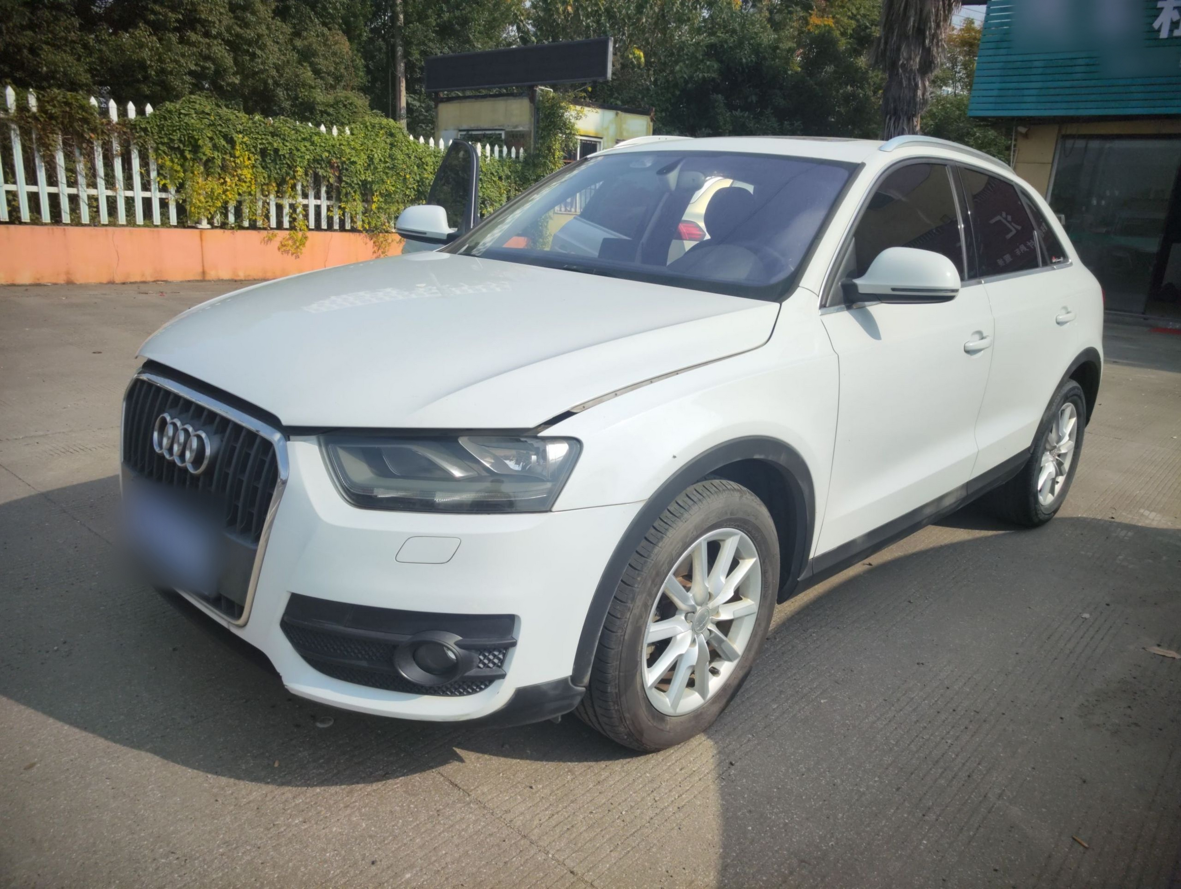 Под передней частью автомобиля