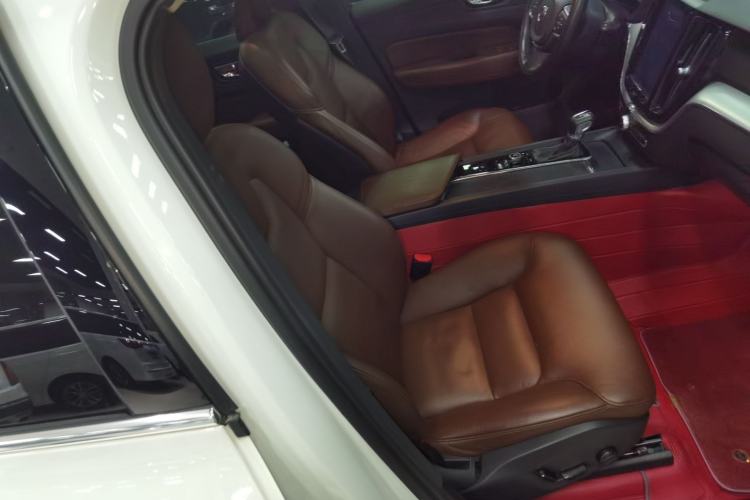 Used Volvo XC60 2019 T5 4x4 Zhiyuan Edition China VI Standard
