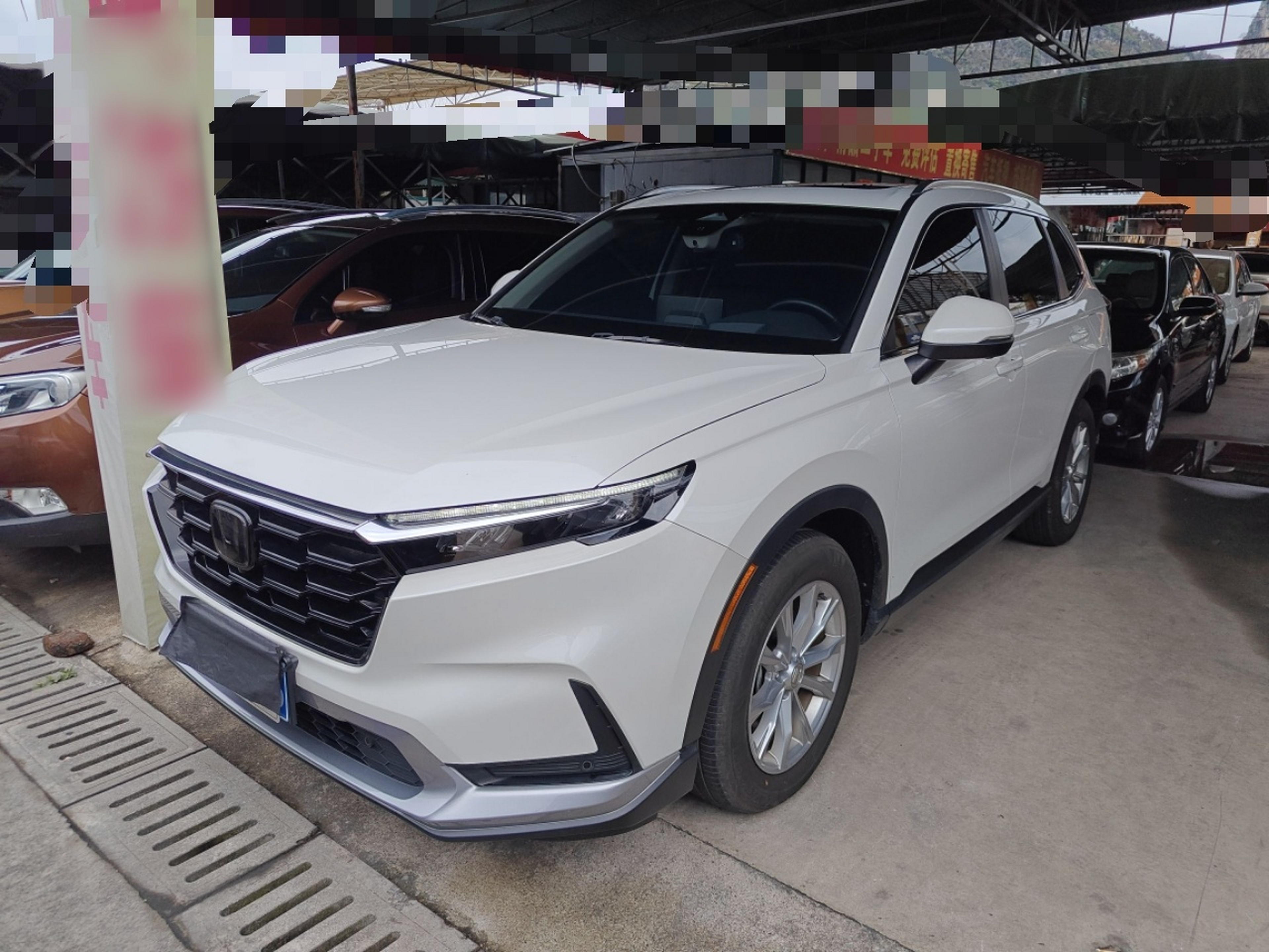 تحت مقدمة السيارة