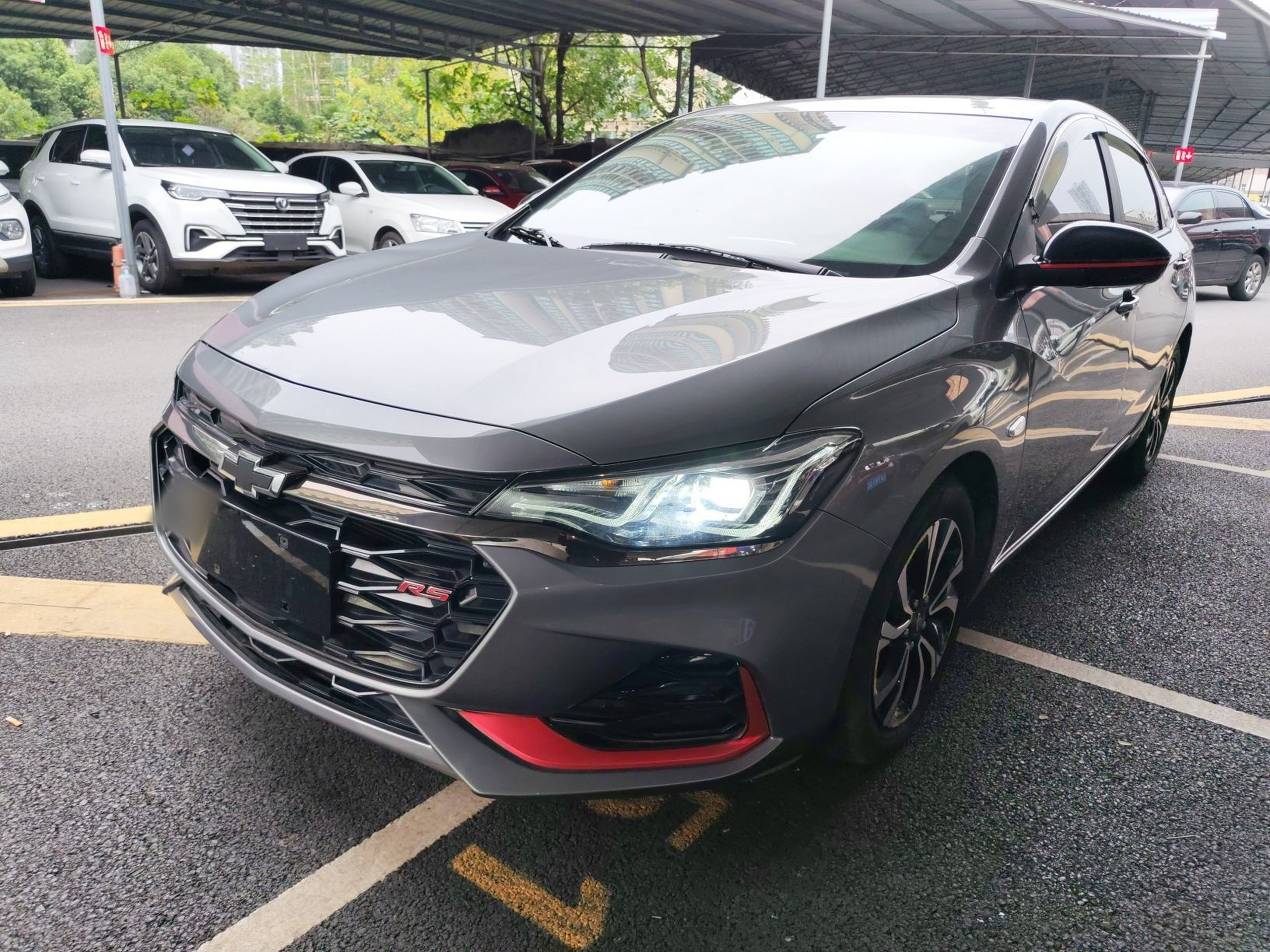 Под передней частью автомобиля