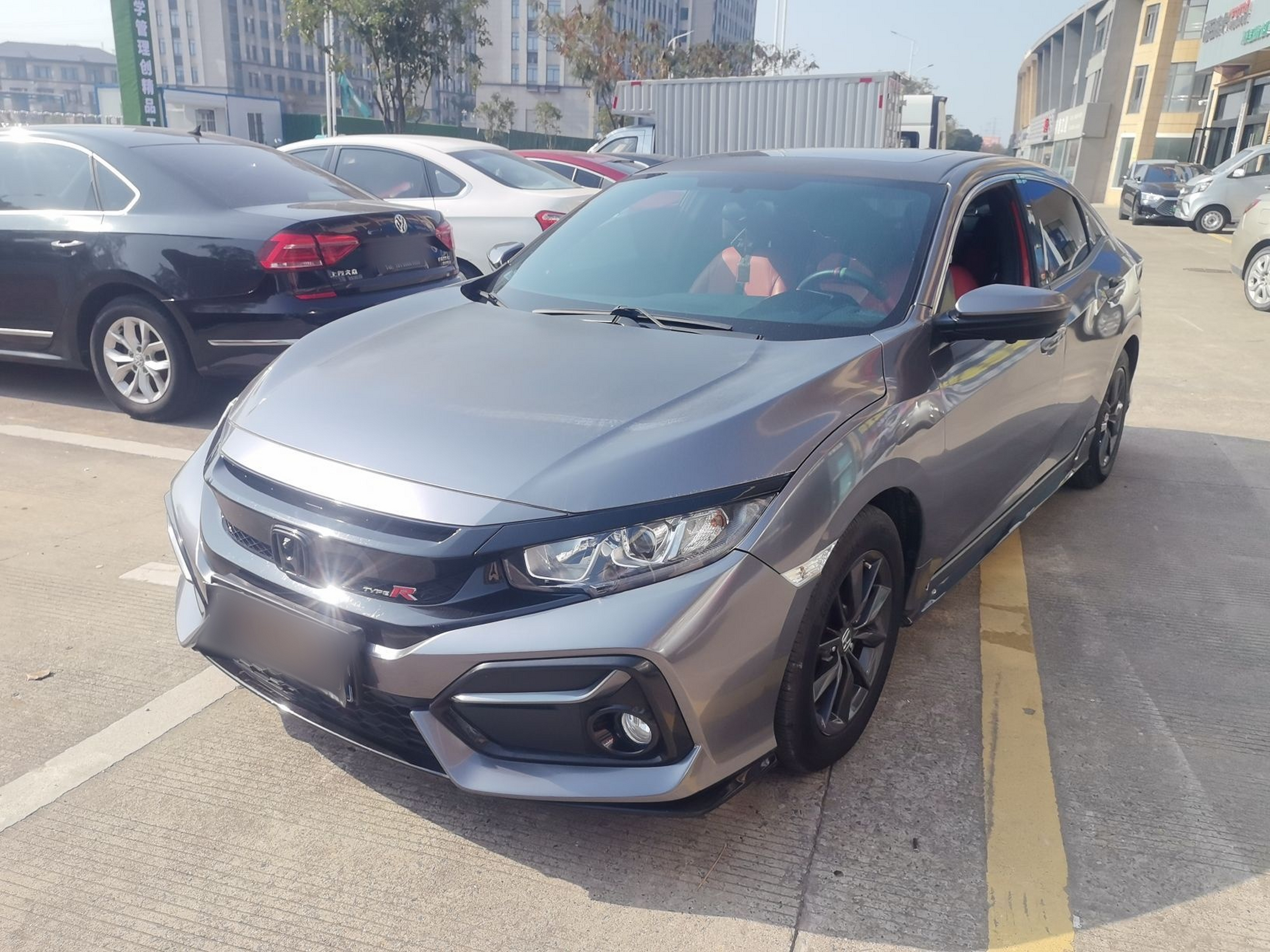 تحت مقدمة السيارة