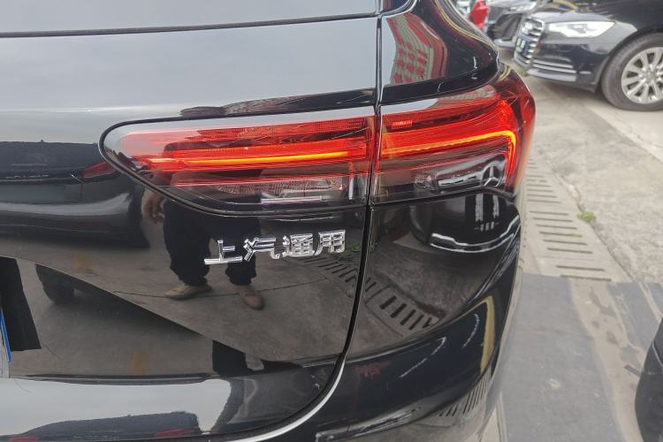 Used Buick Envision 2022 Encore S 652T Two-Wheel-Drive Luxury Model
