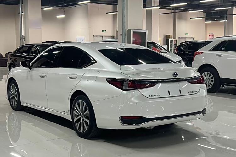 Used Lexus ES 2020 300h Premier Edition
