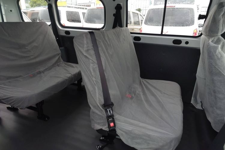 Used Wuling Yangguang 2024 300KM Comfort Version Passenger Van 75kW
