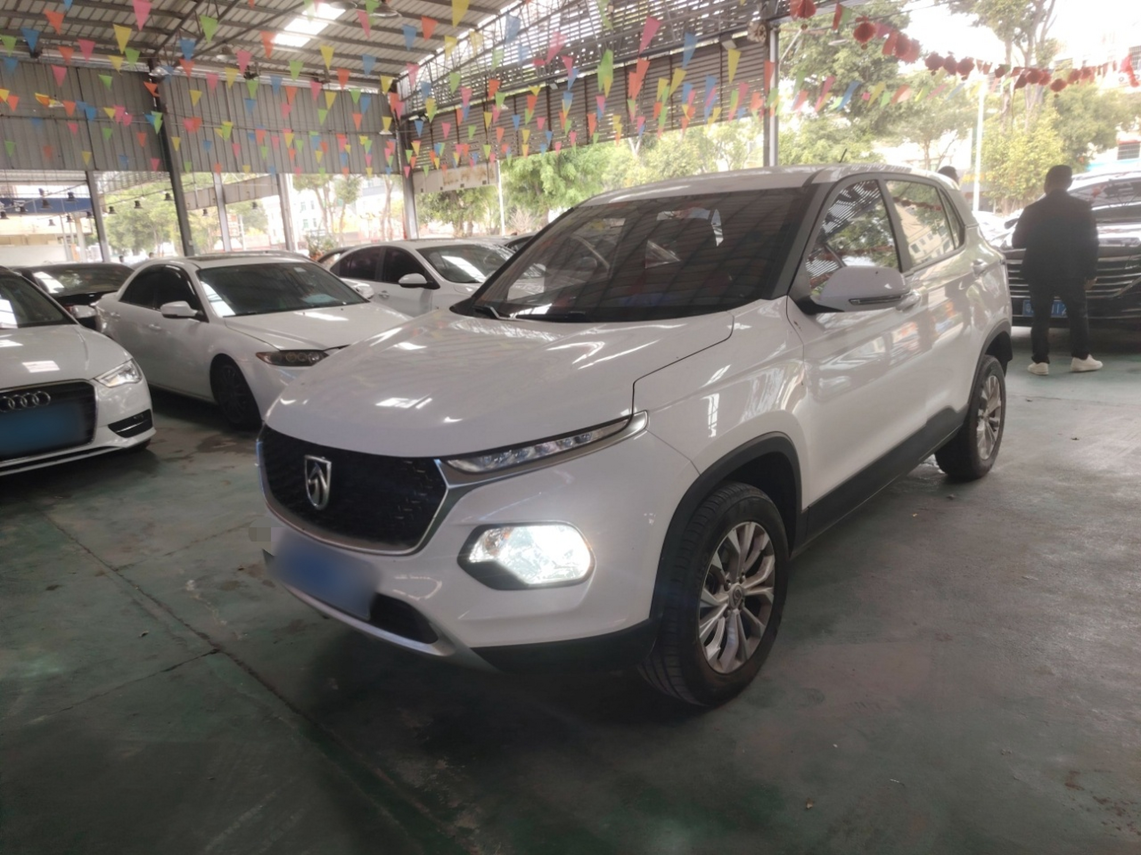 تحت مقدمة السيارة