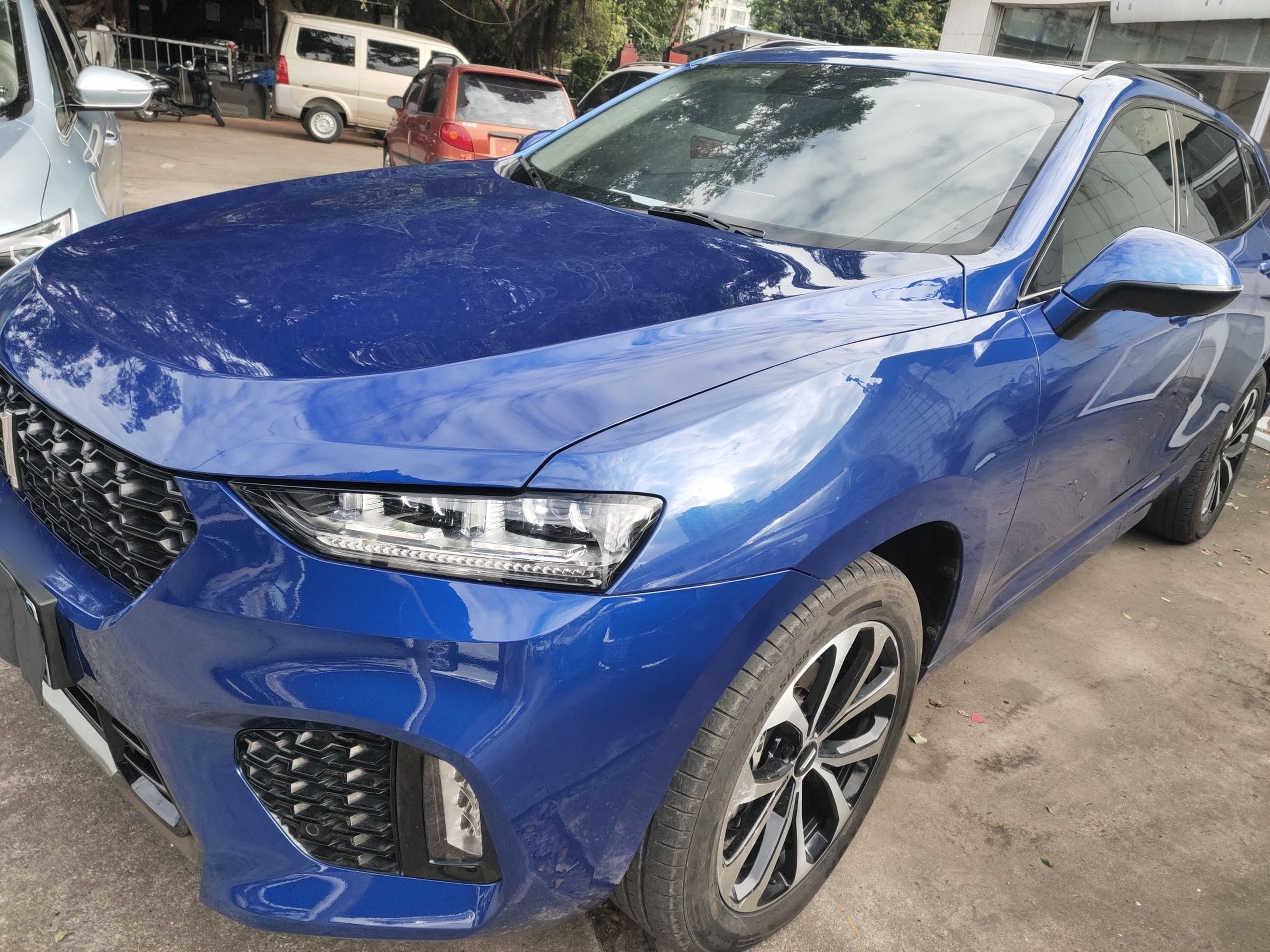 تحت مقدمة السيارة