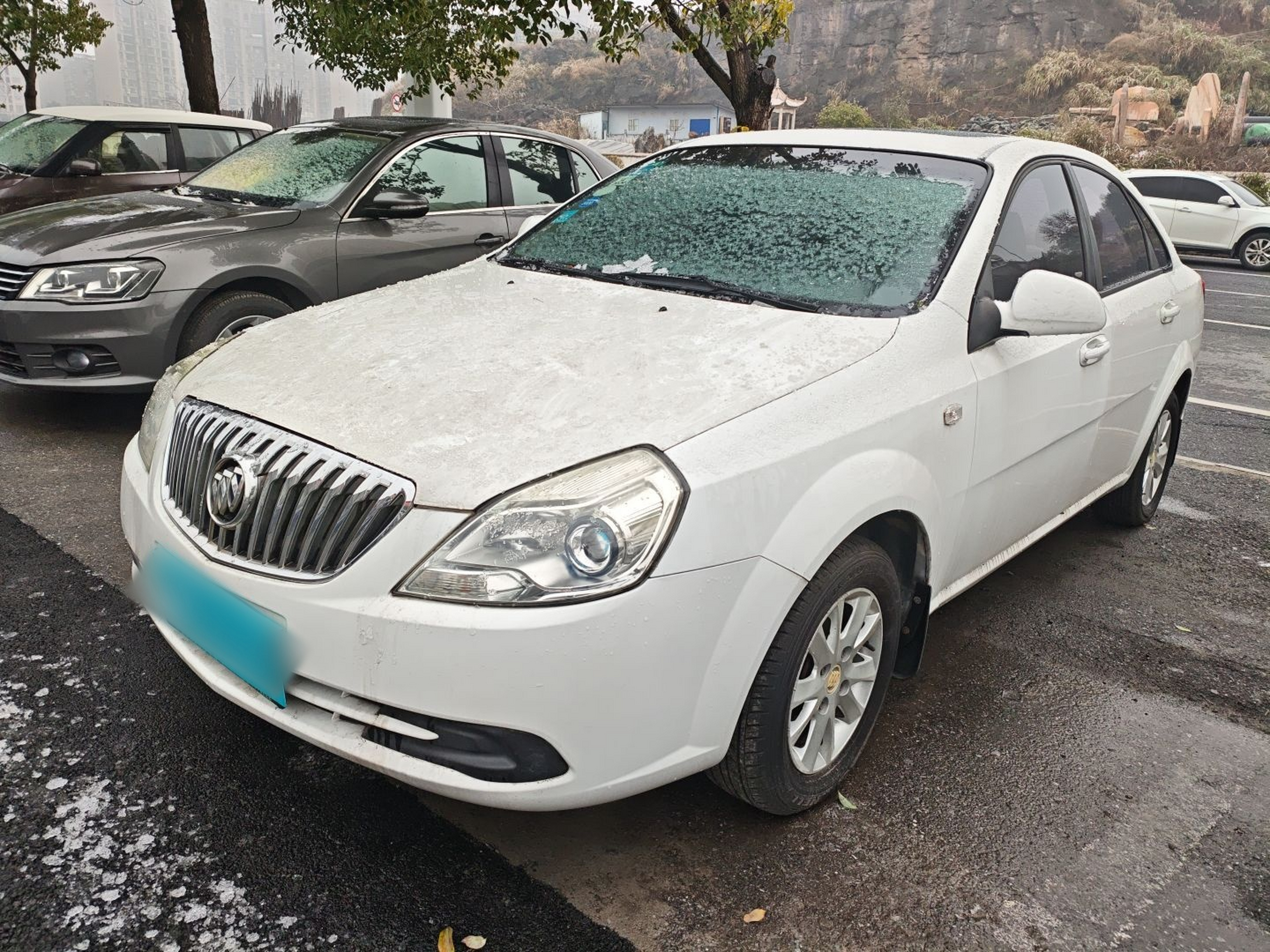 تحت مقدمة السيارة