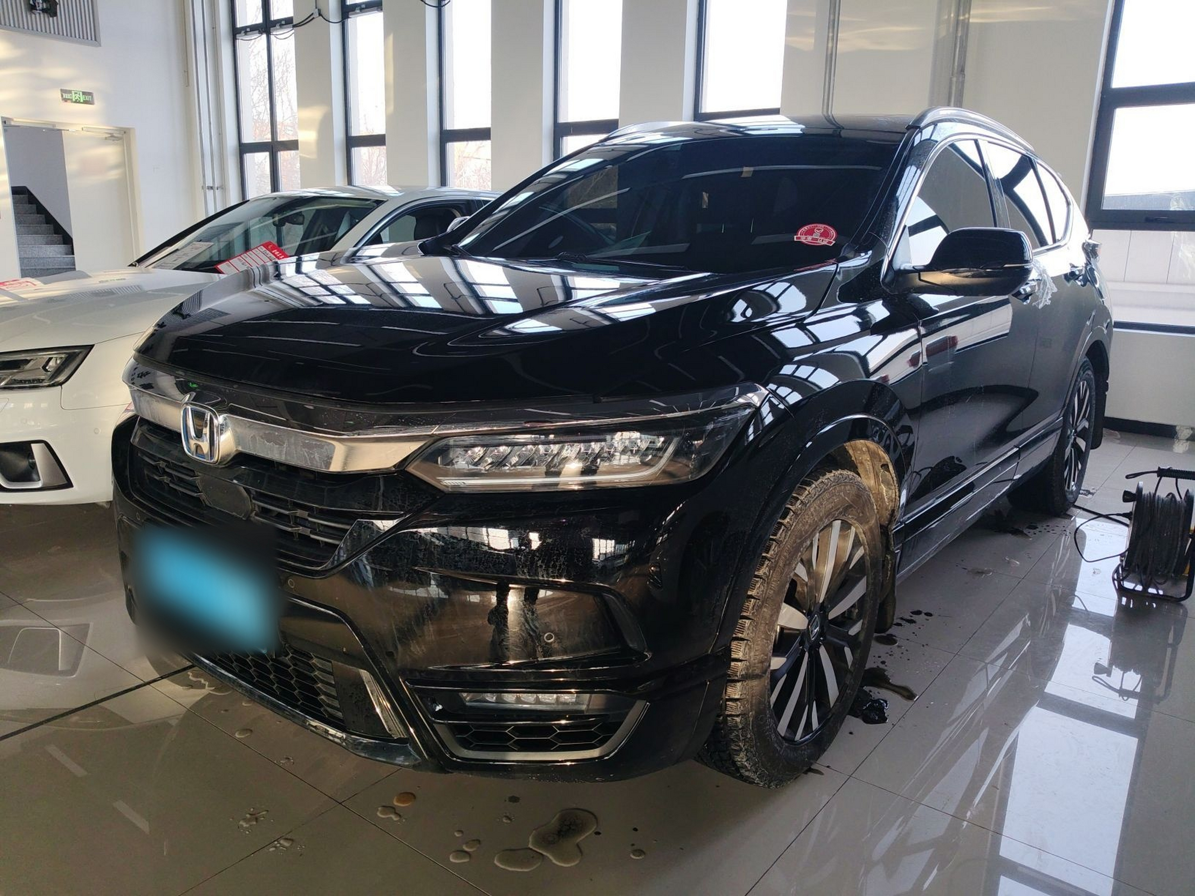 Под передней частью автомобиля