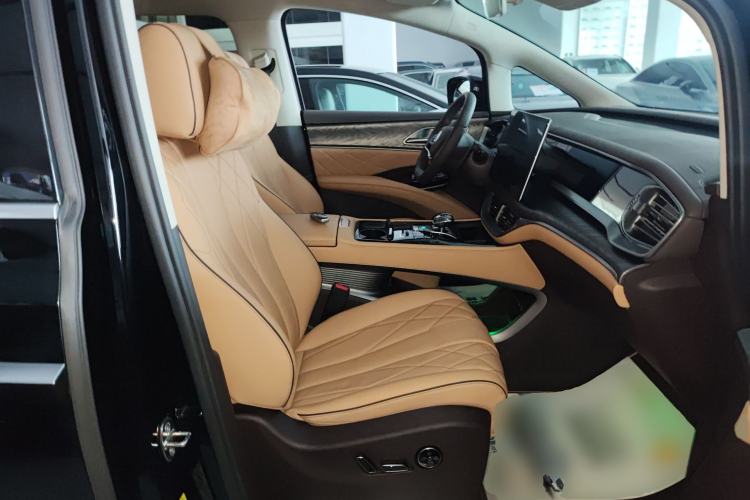 Used Denza D9 2024 DM-i 1050 Luxury Model
