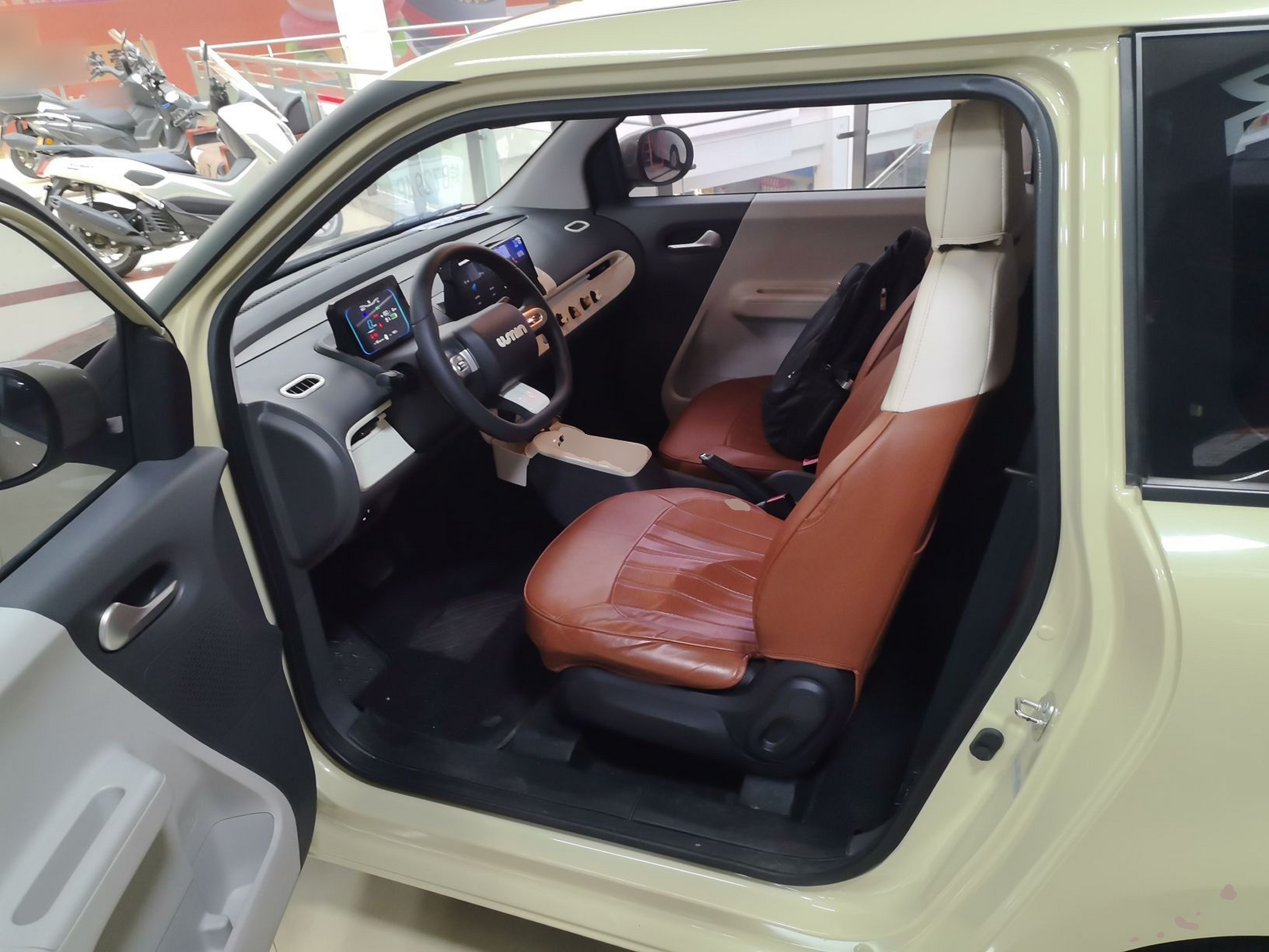 المقاعد الأمامية داخل السيارة