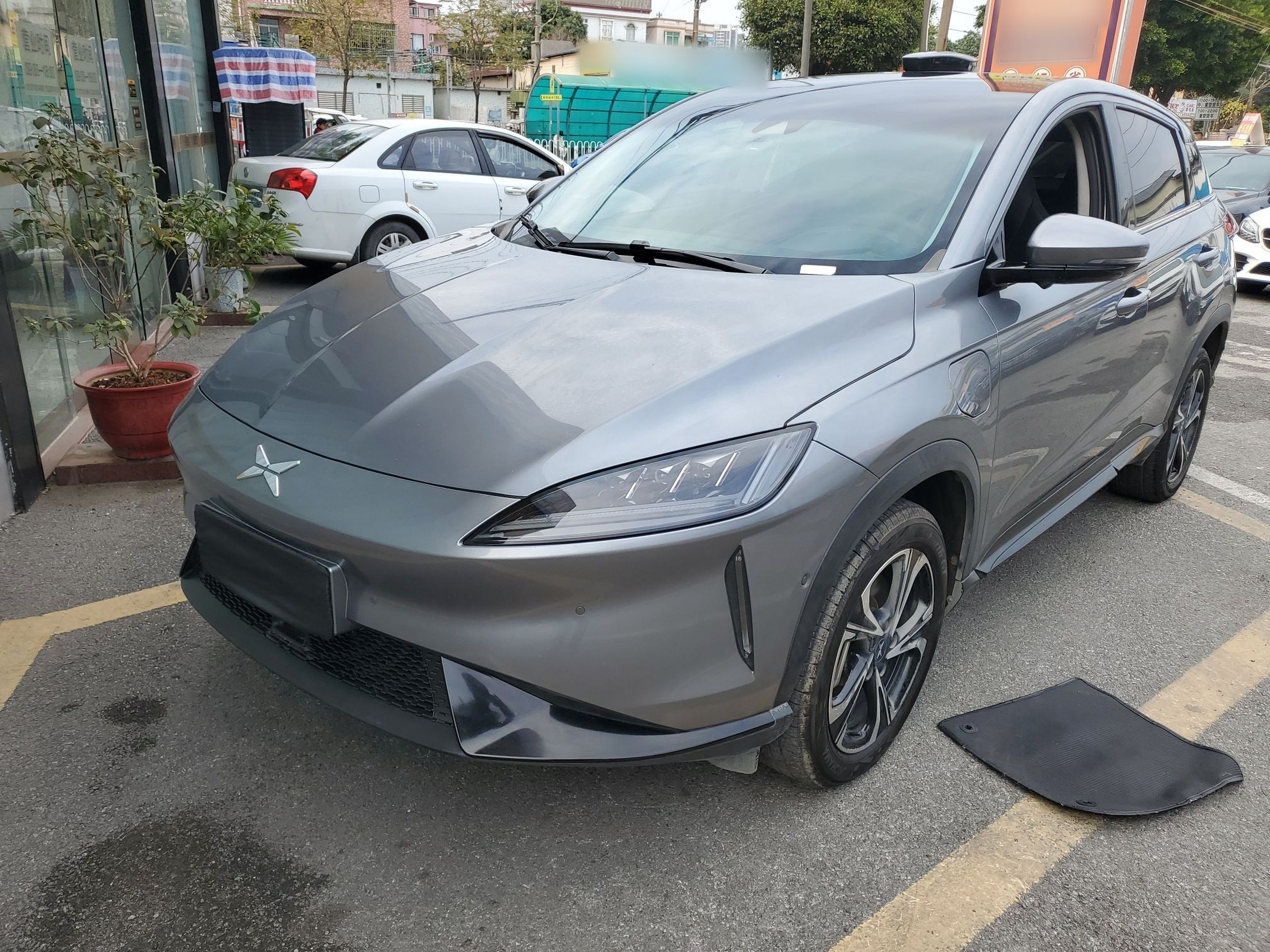 Под передней частью автомобиля