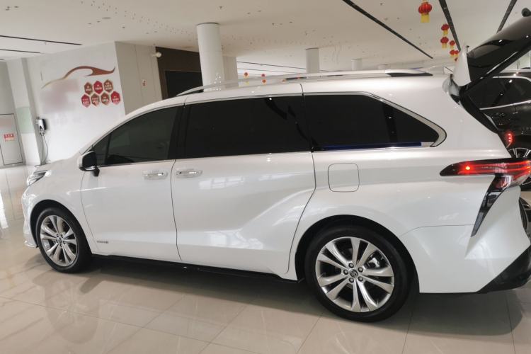 Used Toyota Sienna 2023 2.5L Hybrid Deluxe Edition
