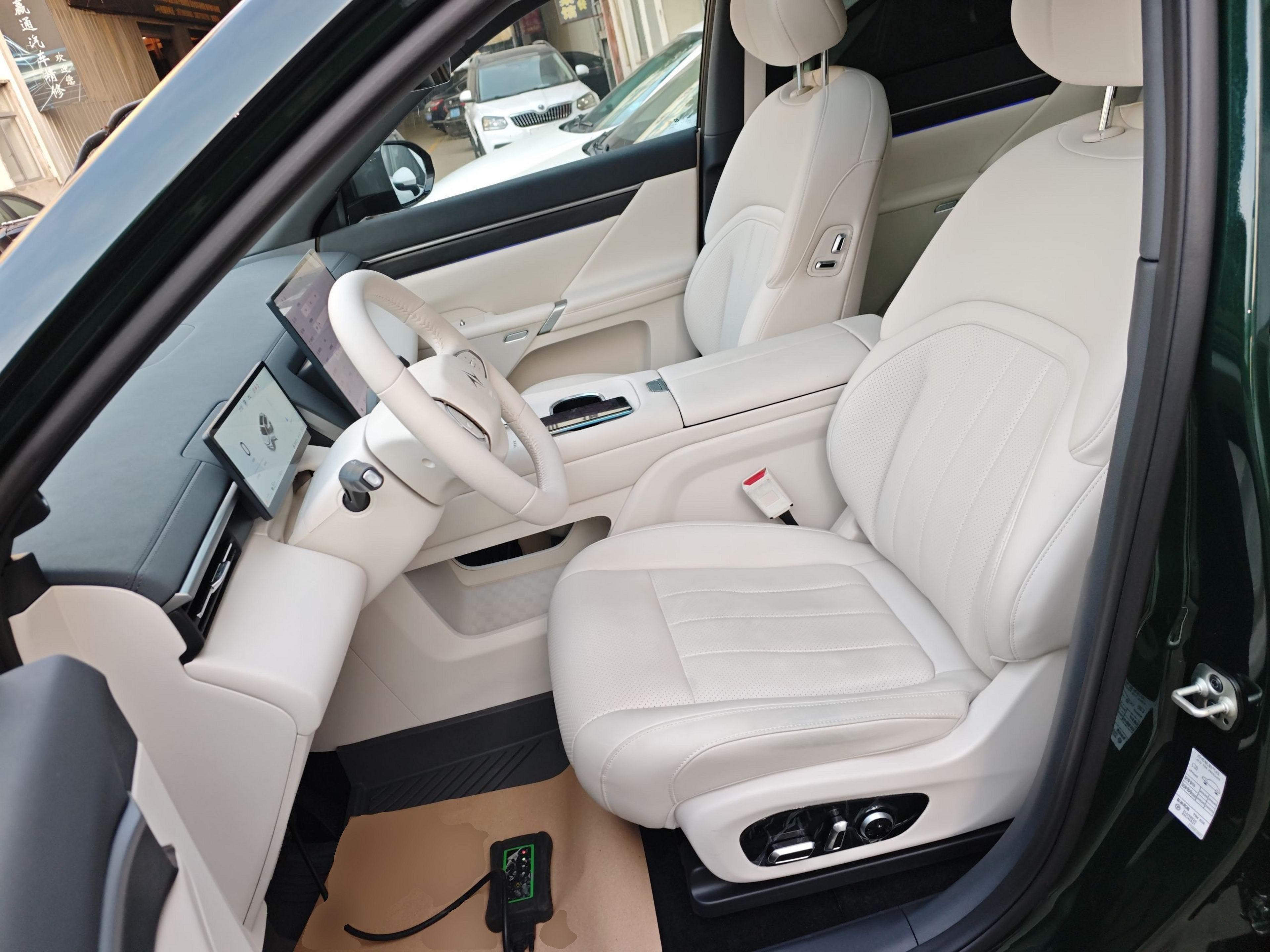 المقاعد الأمامية داخل السيارة