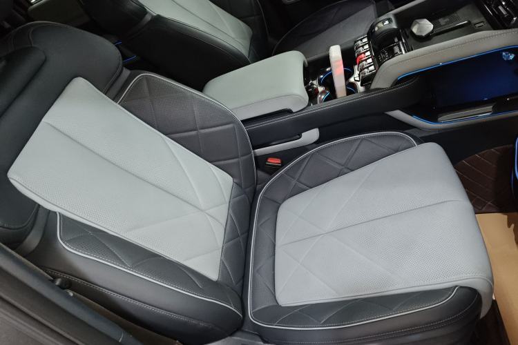 Used  Leopard 5 2023 Navigator Edition
