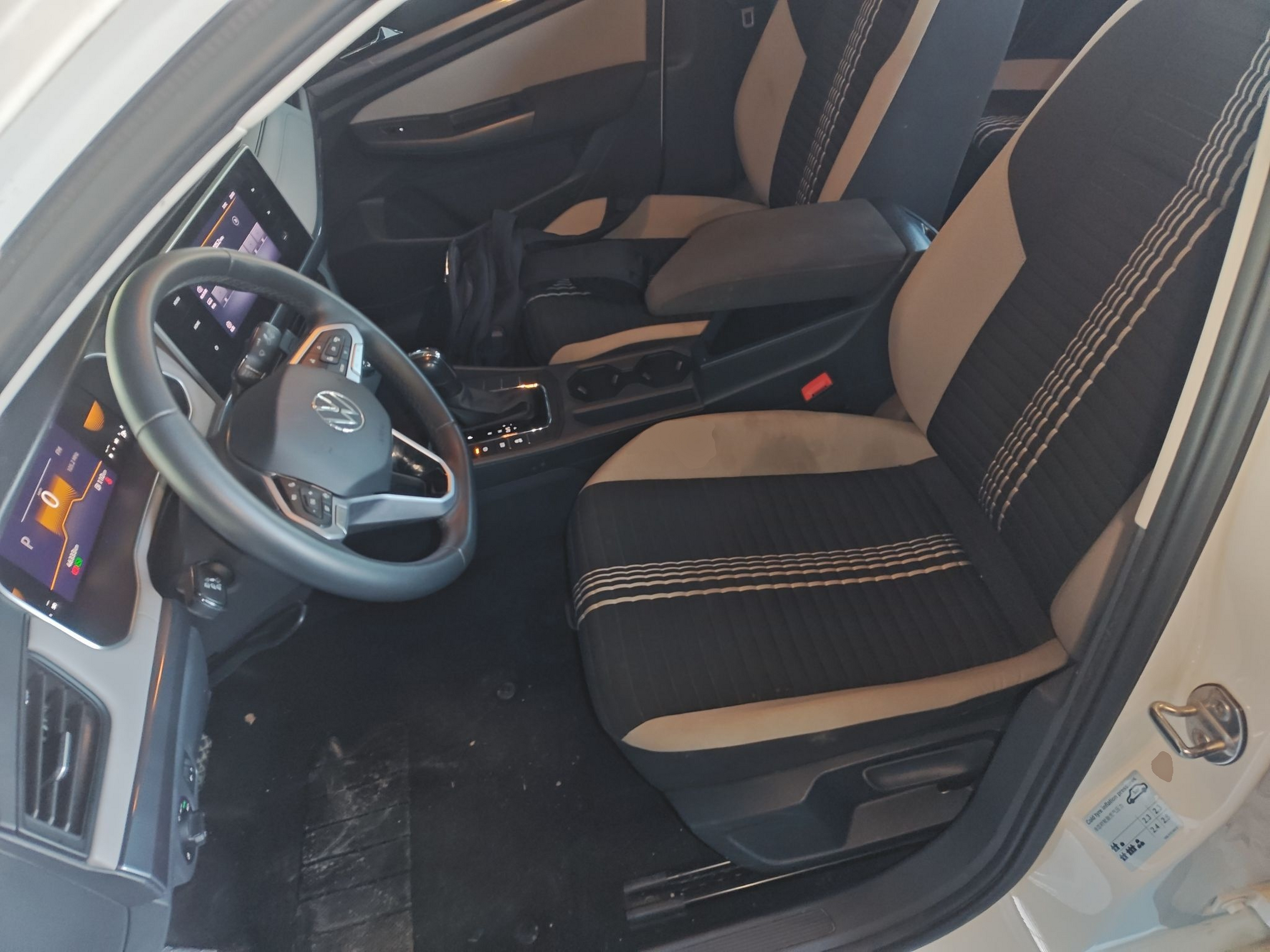 المقاعد الأمامية داخل السيارة