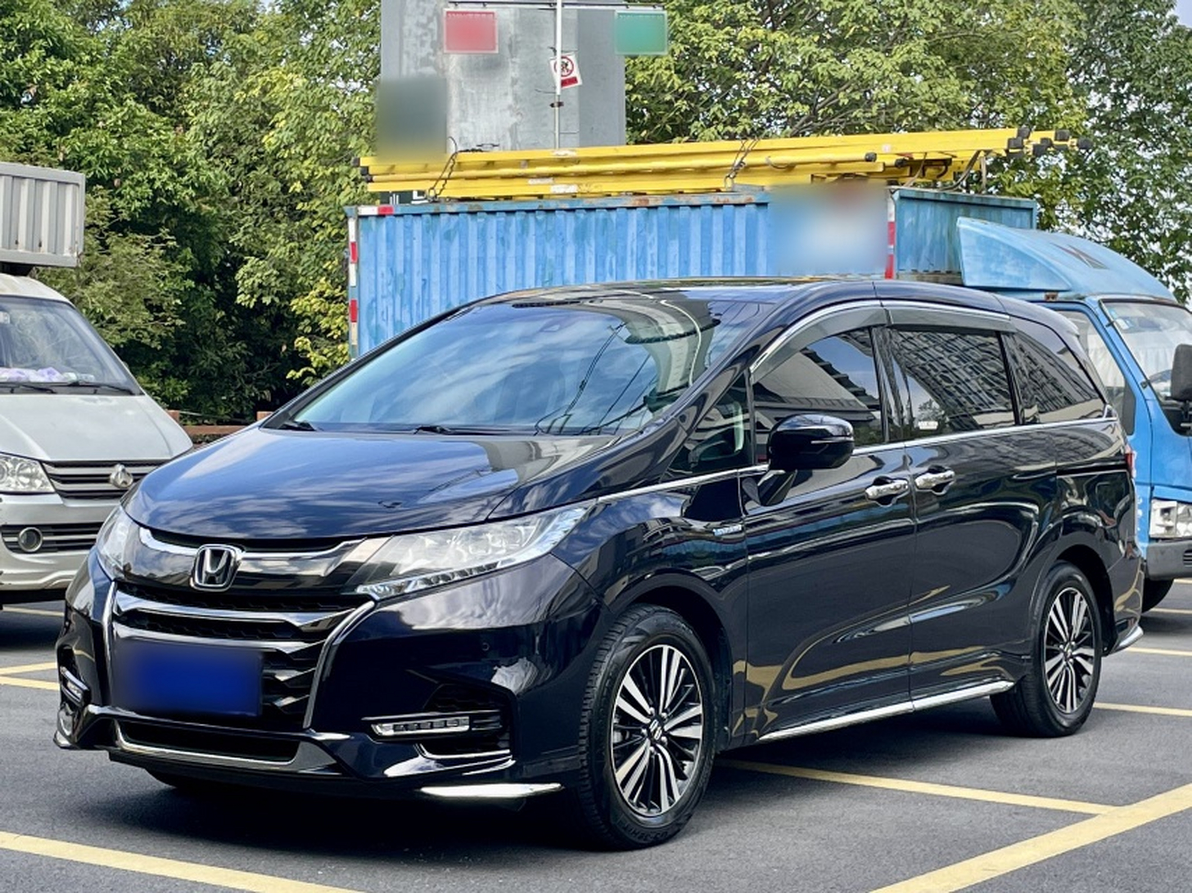 تحت مقدمة السيارة