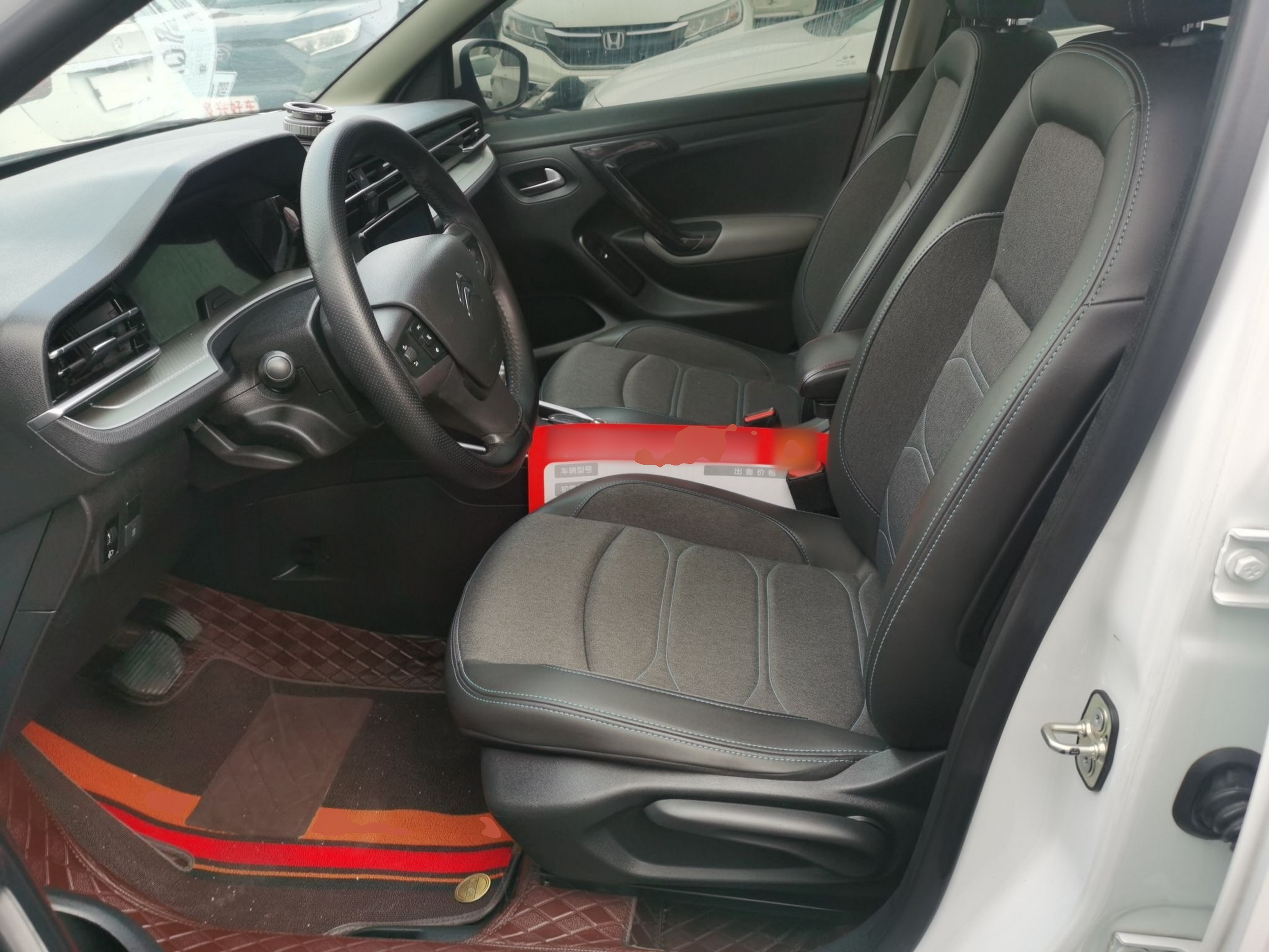 Переднее сиденье в автомобиле