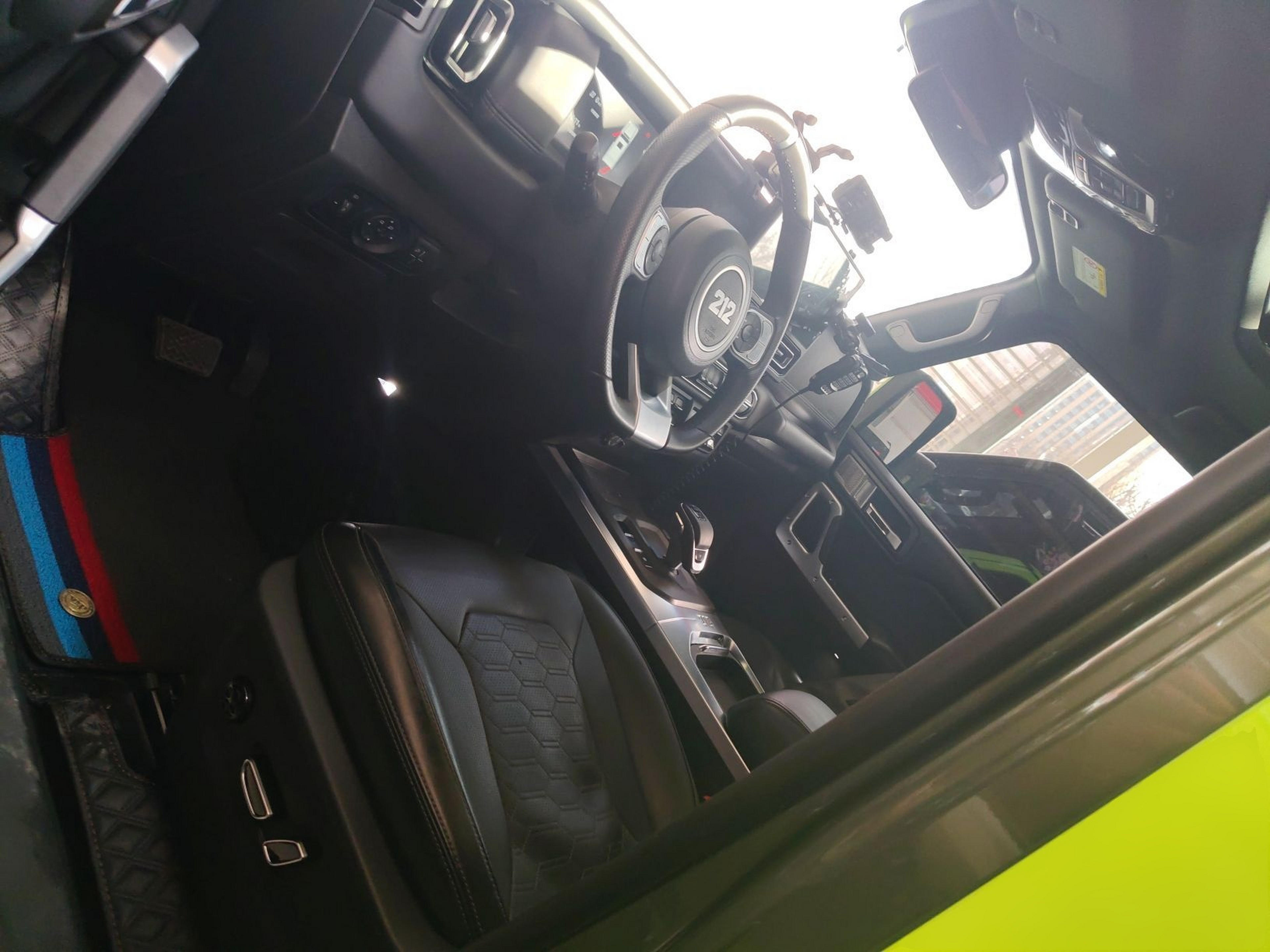 المقاعد الأمامية داخل السيارة