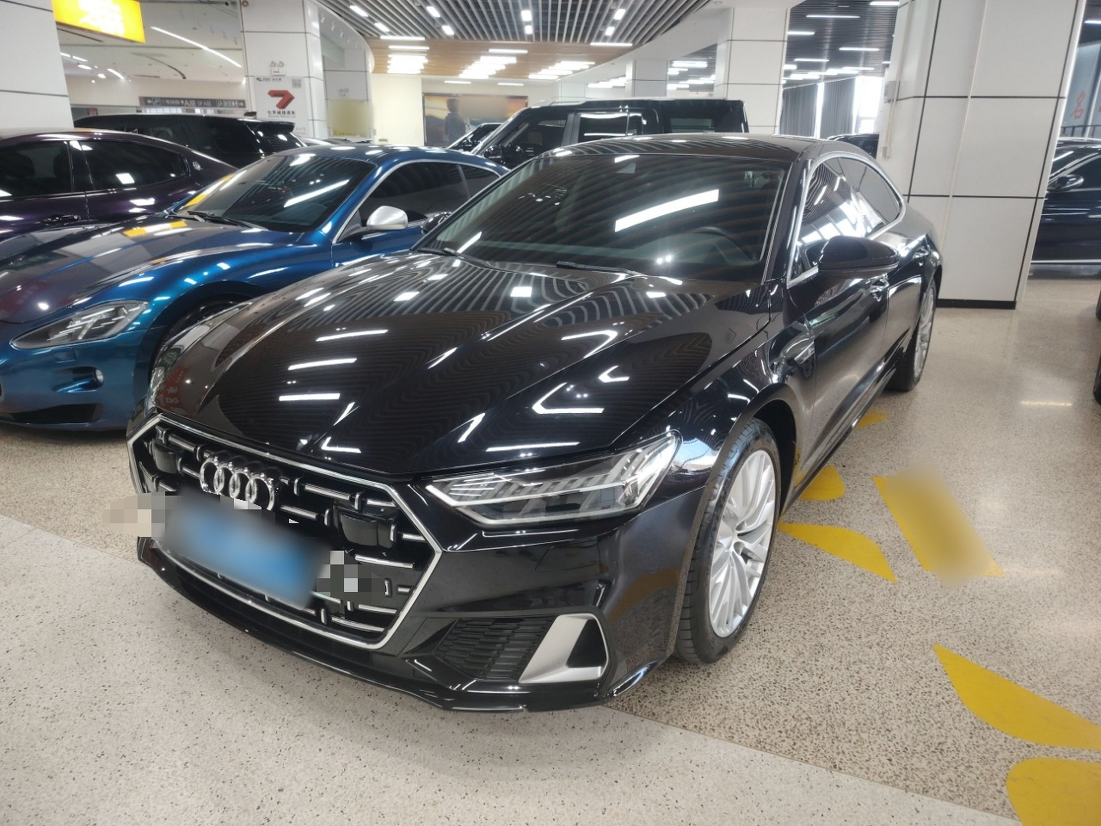 تحت مقدمة السيارة