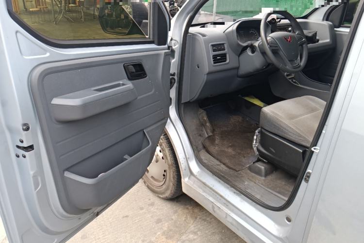 Used Wuling Yangguang 2024 300KM Comfort Version Passenger Van 75kW
