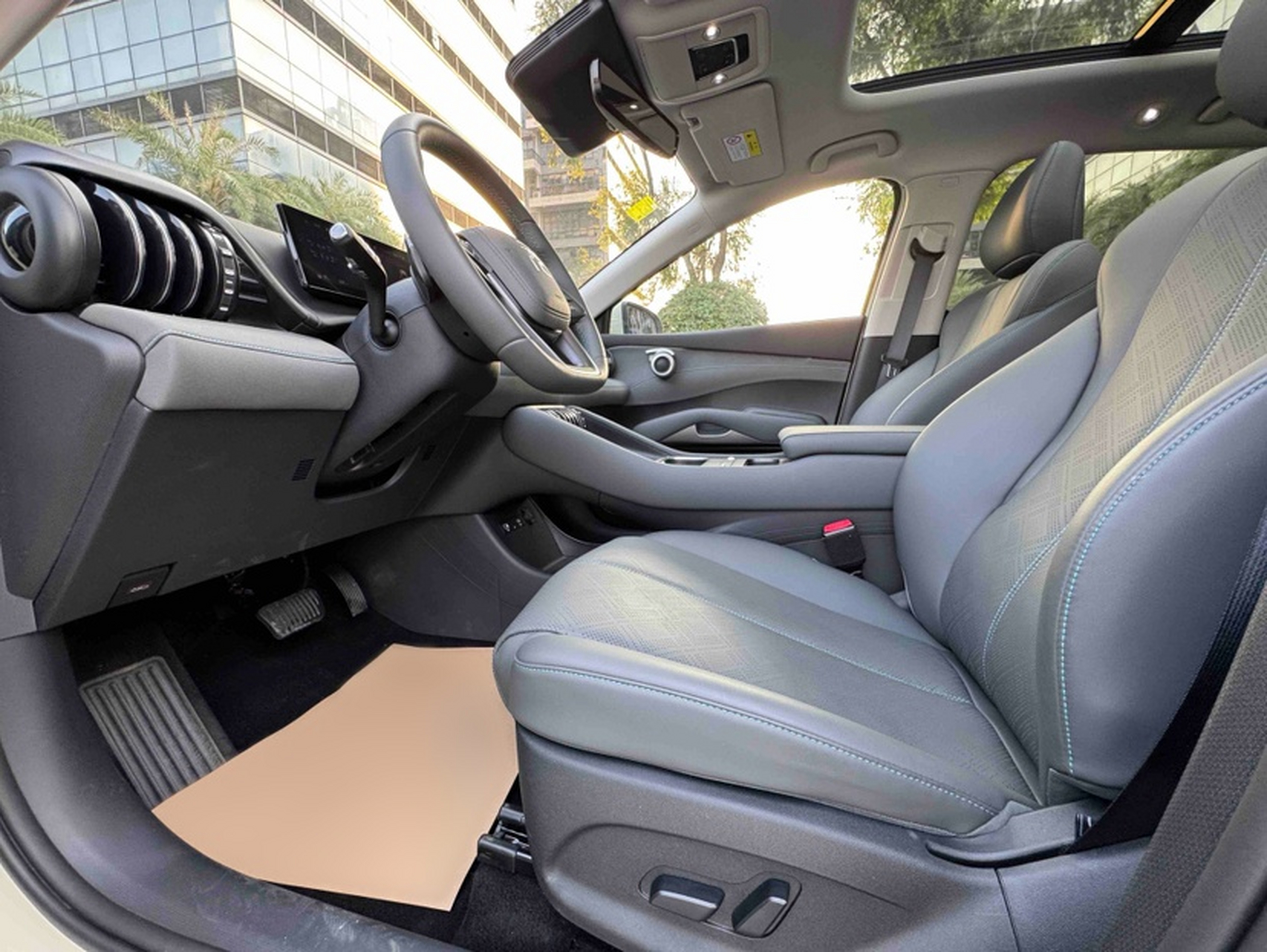 المقاعد الأمامية داخل السيارة