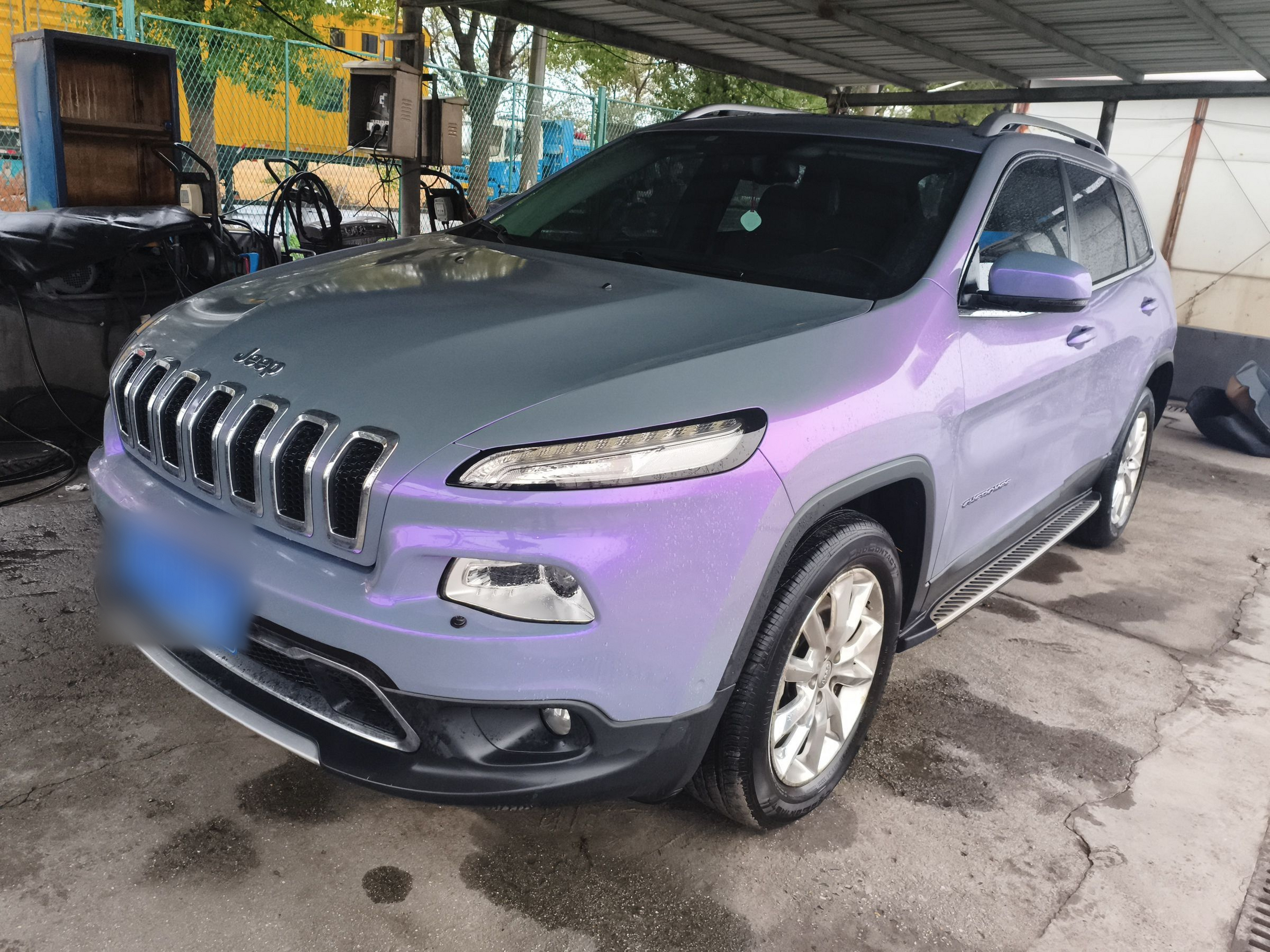 تحت مقدمة السيارة