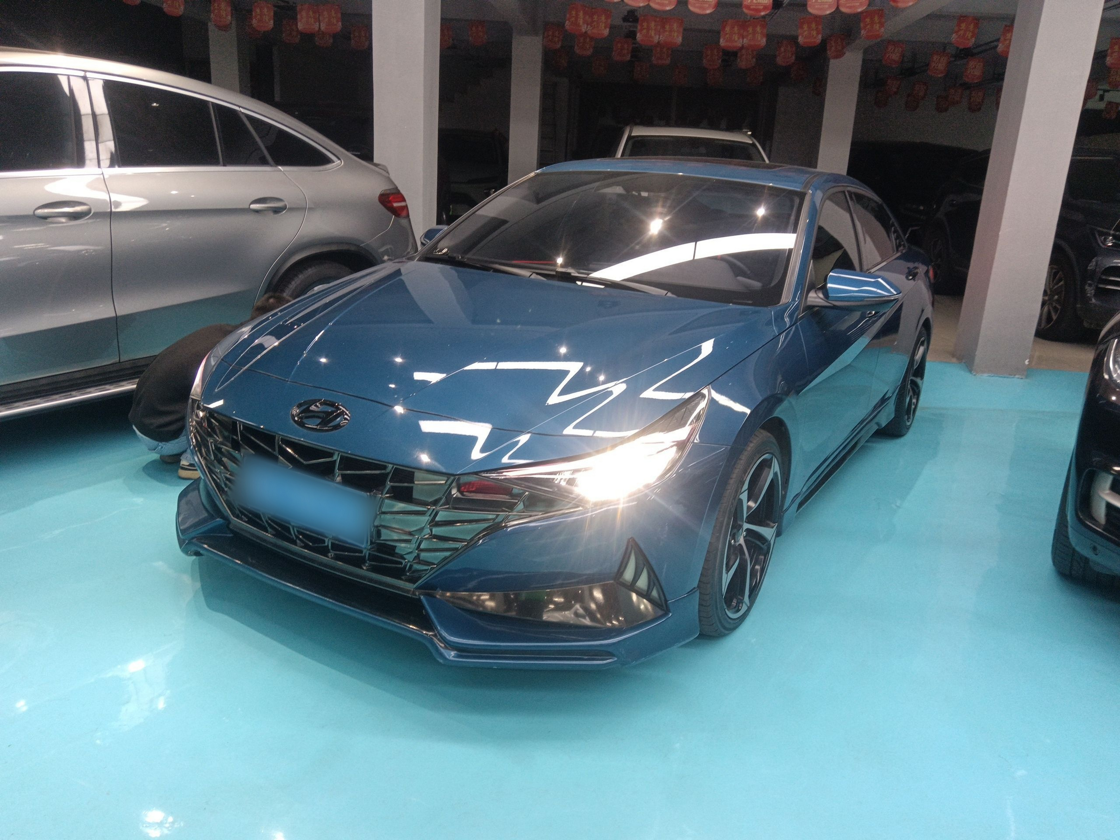 تحت مقدمة السيارة