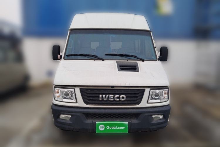 Used Iveco Daily 2021 2.5T A35 M1 Passenger Van 5-9 Seater Short Wheelbase Mid-Roof Design Dual Tires Side Sliding Door

