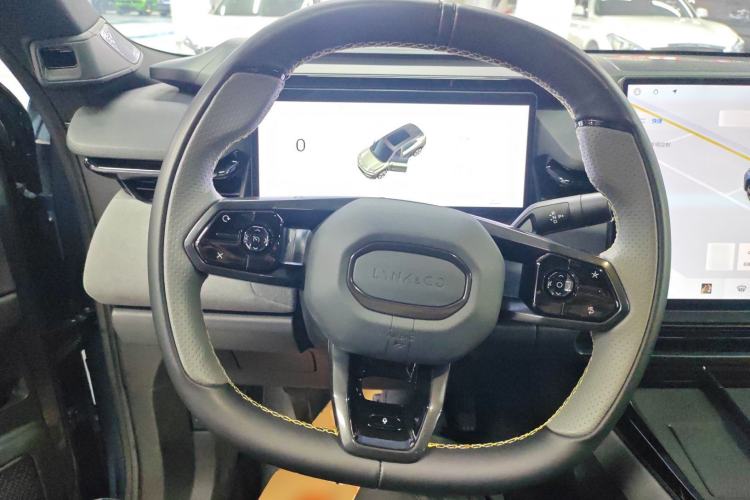 Used Lynk & Co 08 EM-P 2025 220 km All-Wheel-Drive Performance Halo
