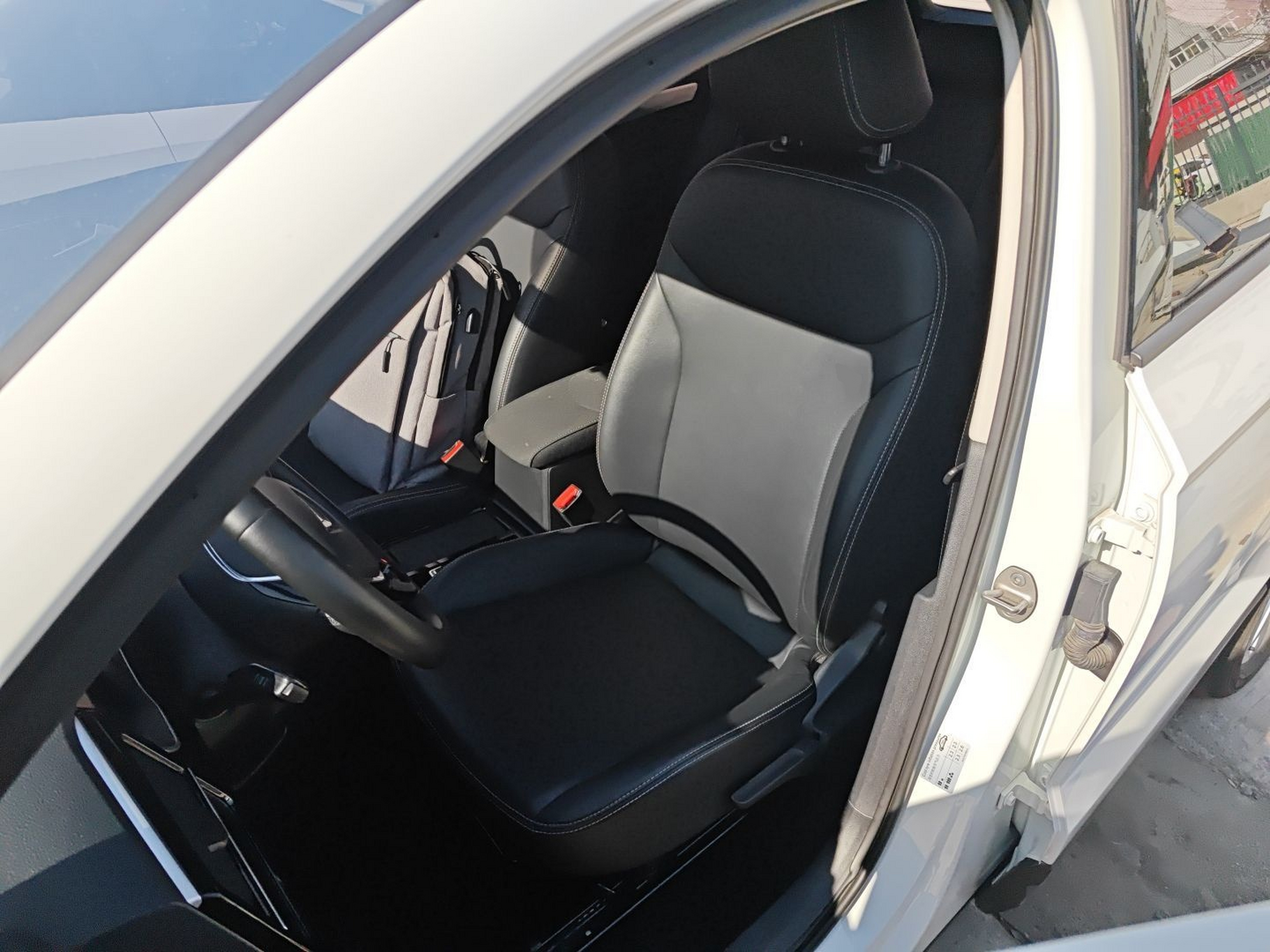 Переднее сиденье в автомобиле