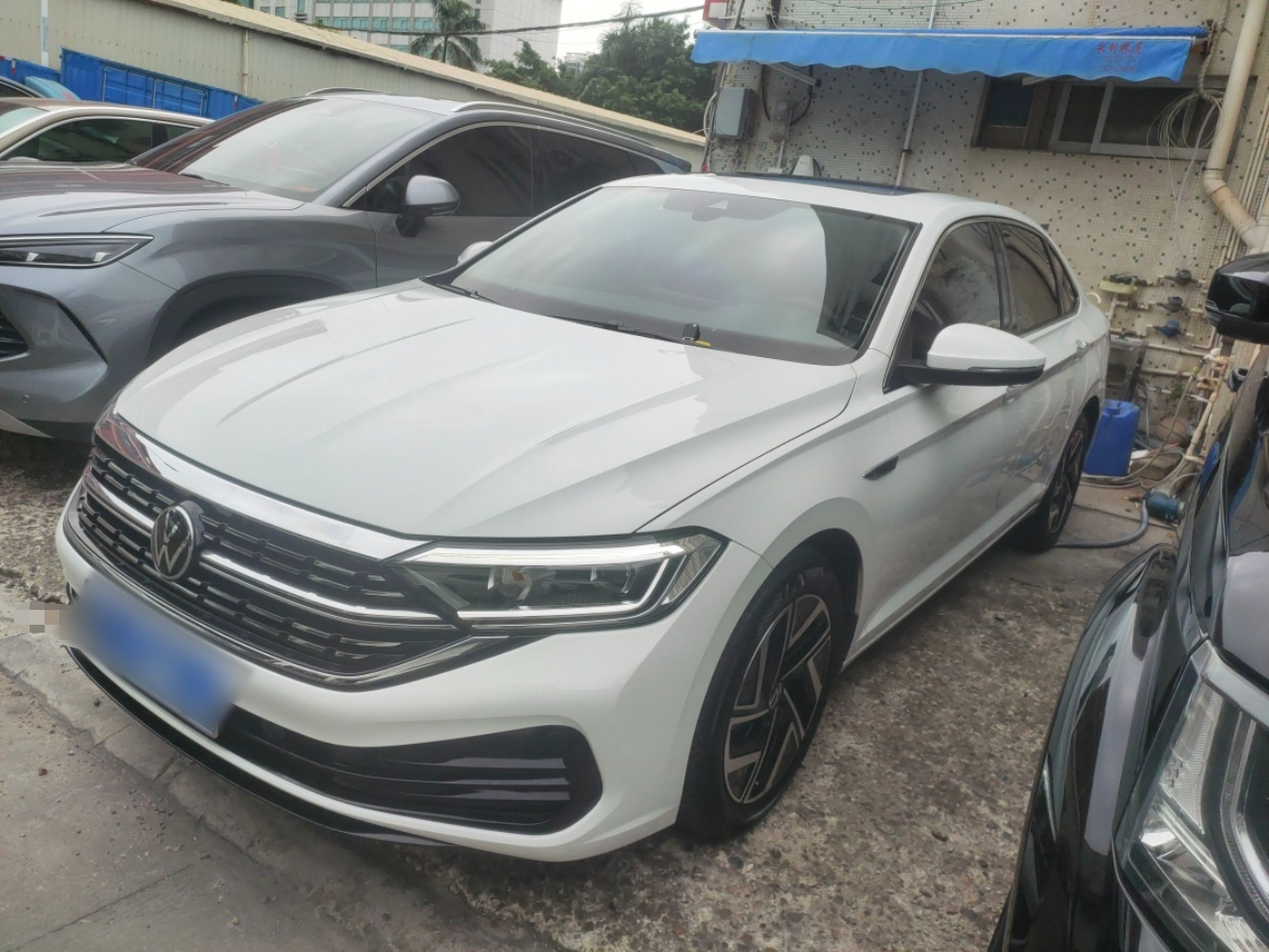 Под передней частью автомобиля