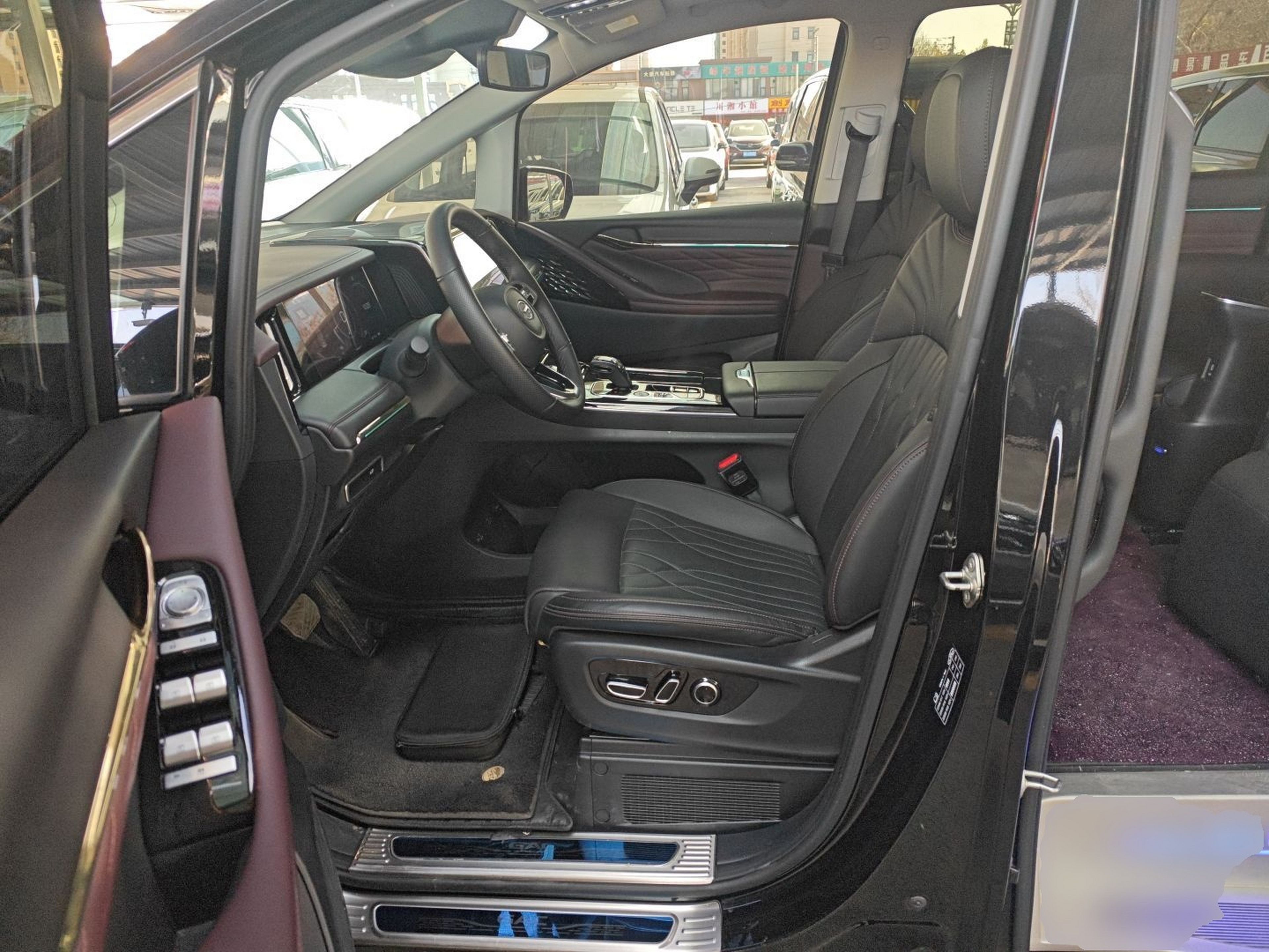 المقاعد الأمامية داخل السيارة