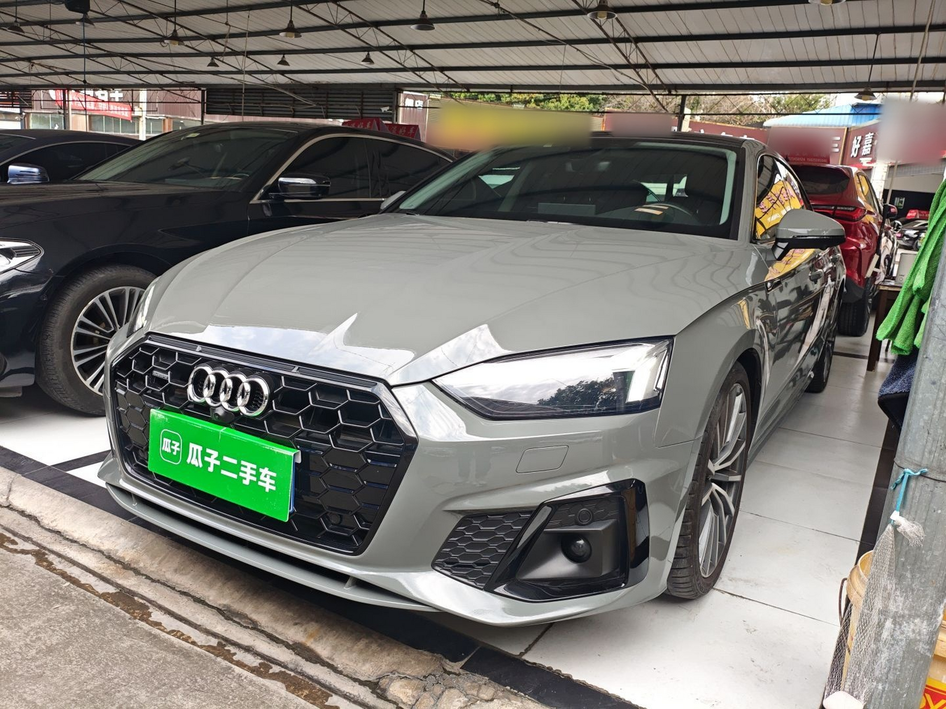 تحت مقدمة السيارة