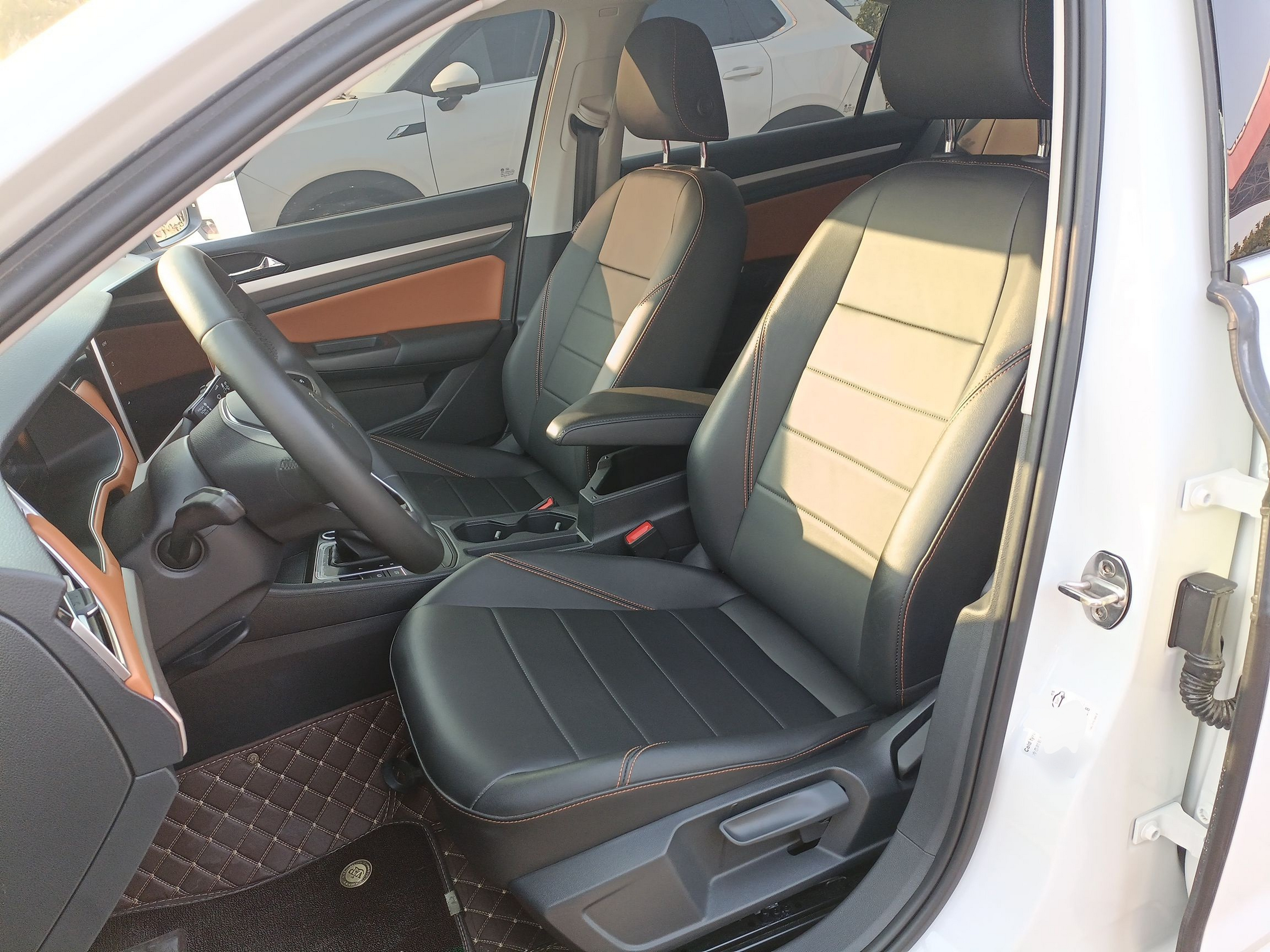 المقاعد الأمامية داخل السيارة