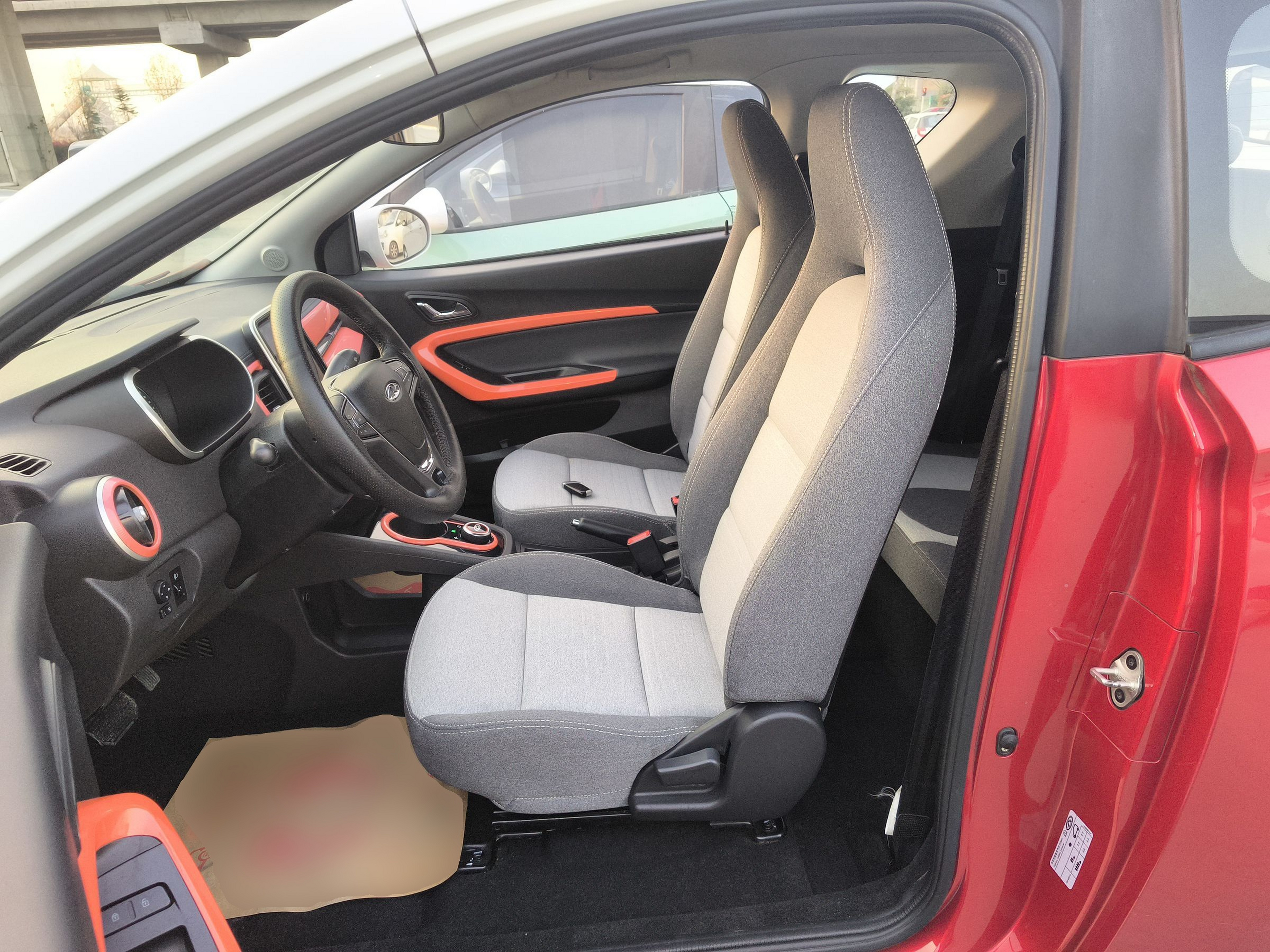 المقاعد الأمامية داخل السيارة