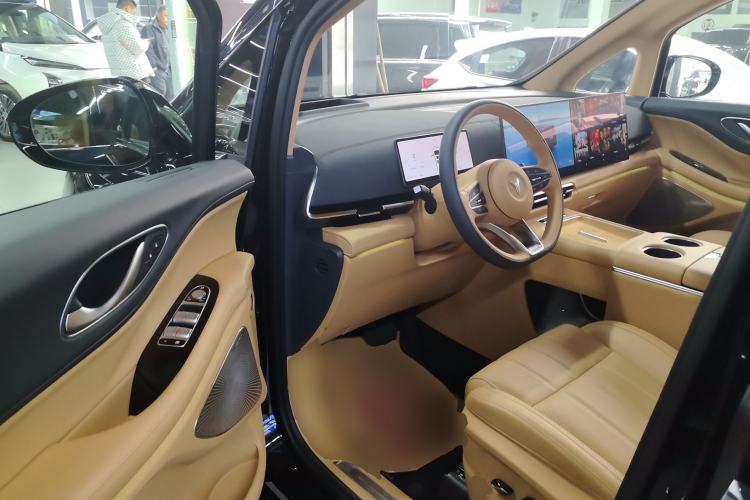 Used VOYAH Dream 2025 PHEV Four-Wheel Drive Prestige Kunpeng Edition
