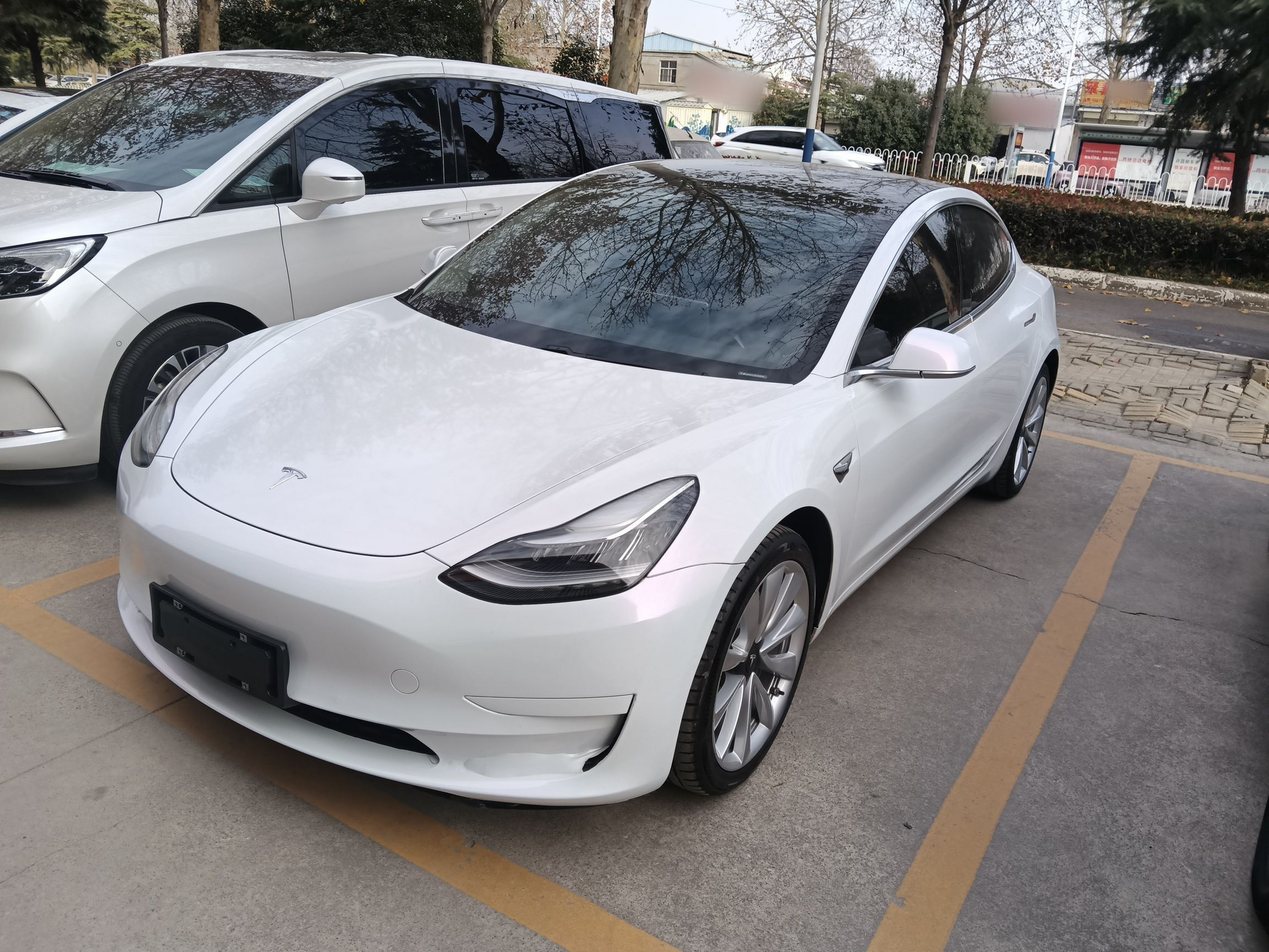 Под передней частью автомобиля