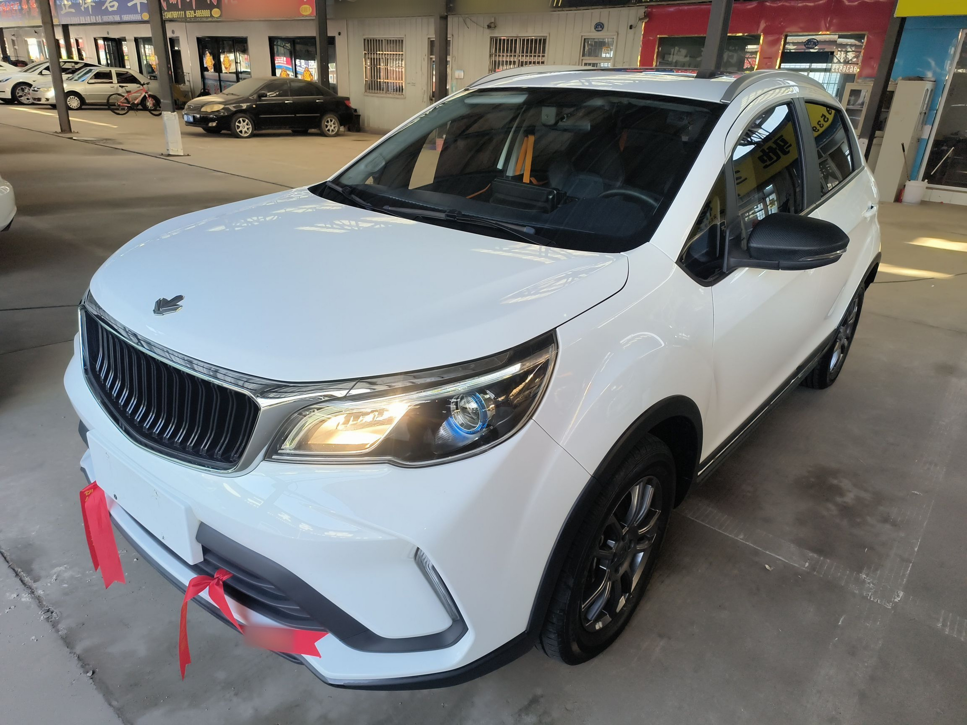 تحت مقدمة السيارة