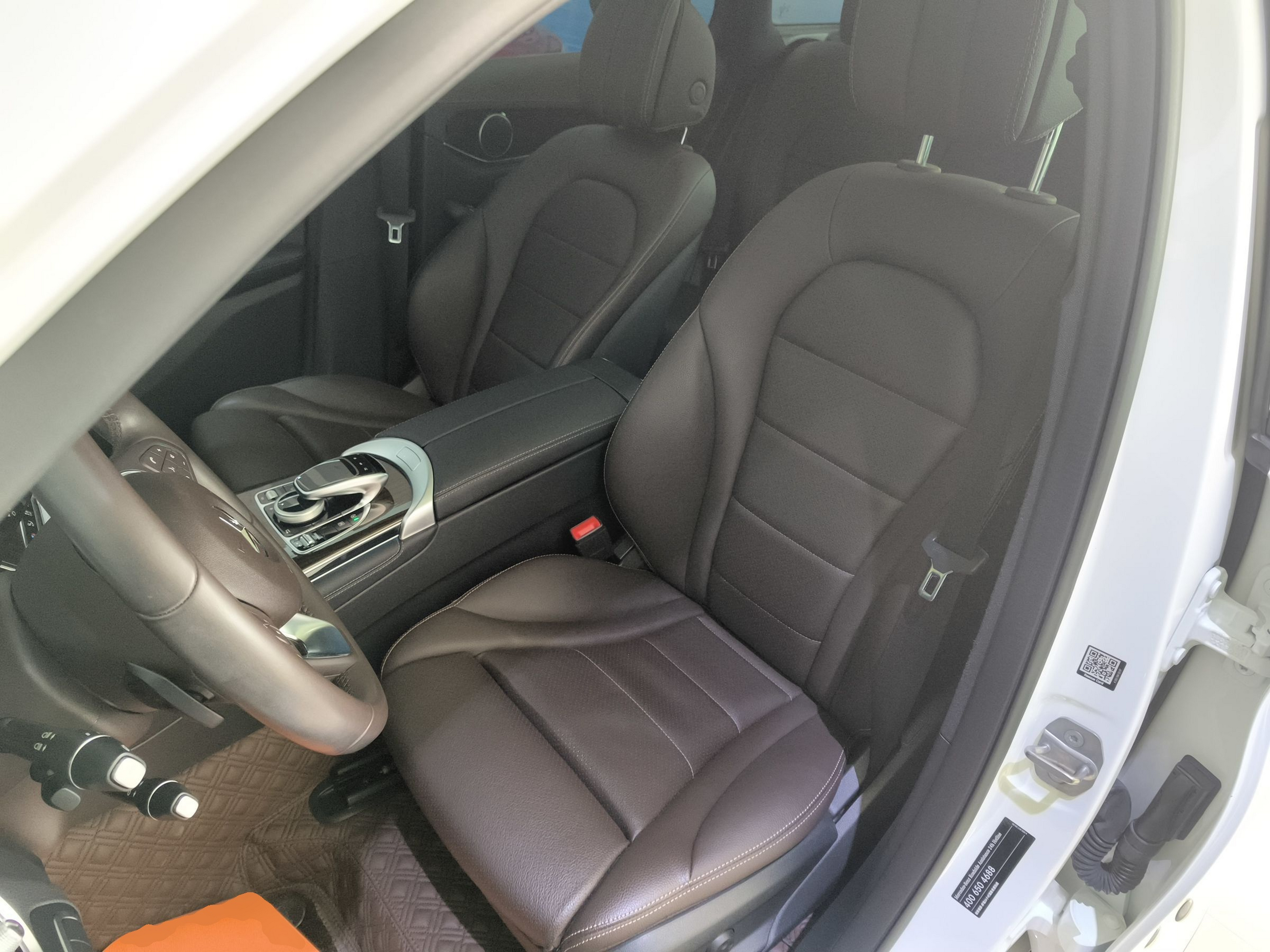 المقاعد الأمامية داخل السيارة