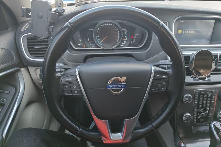 Used Volvo V40 2015 1.6T Zhiyi Edition
