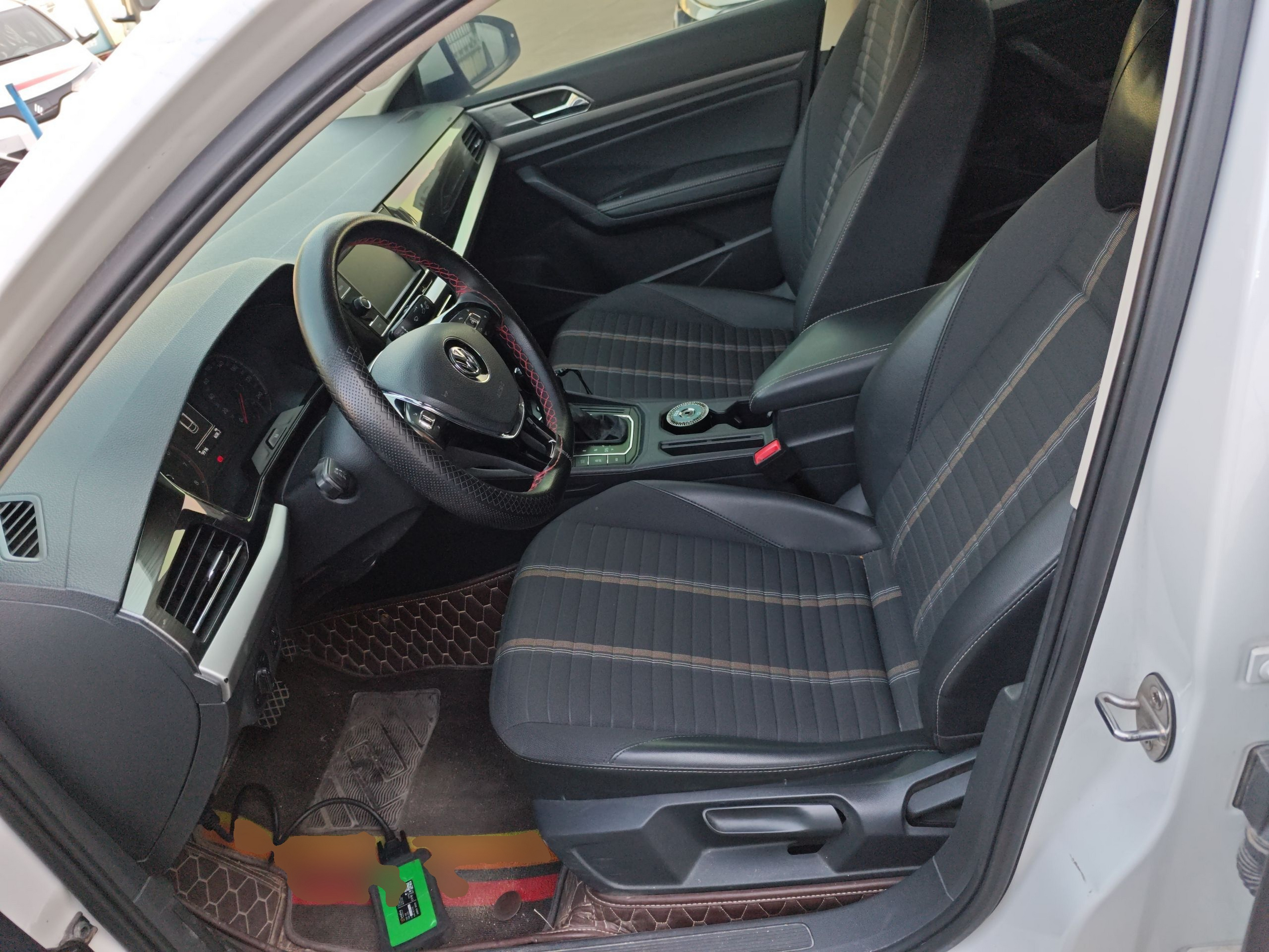 Переднее сиденье в автомобиле