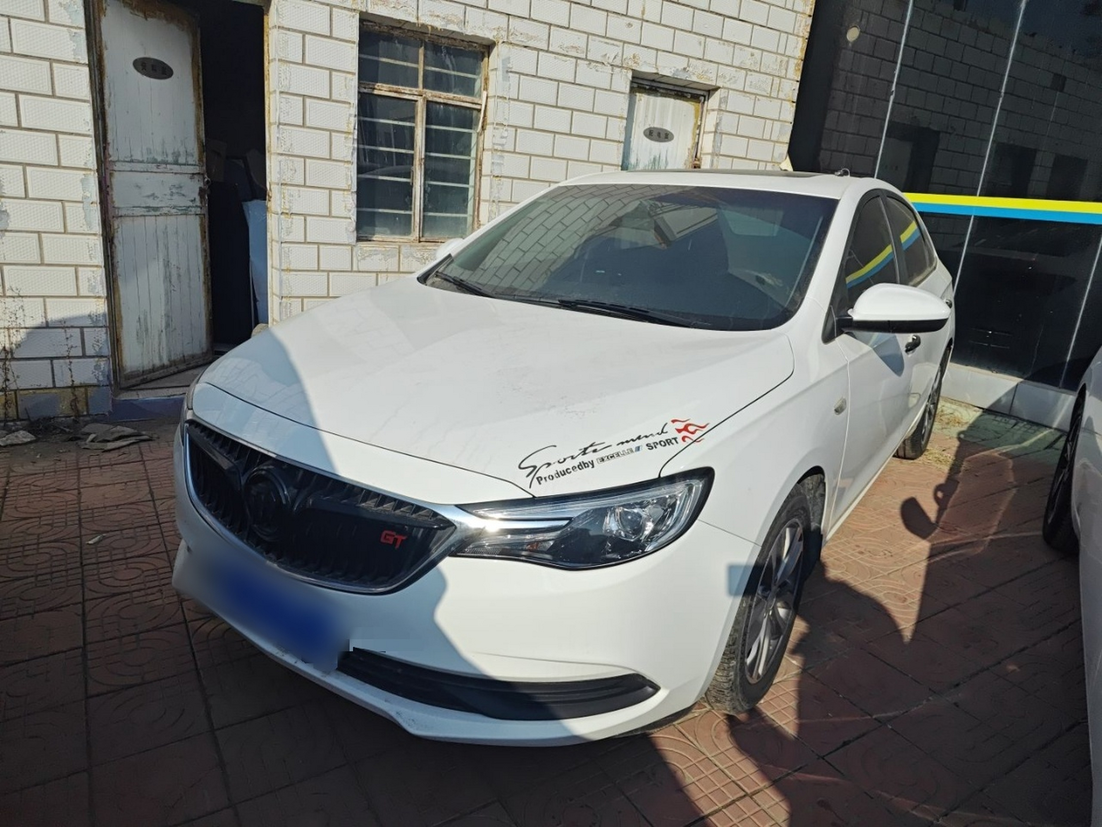 تحت مقدمة السيارة