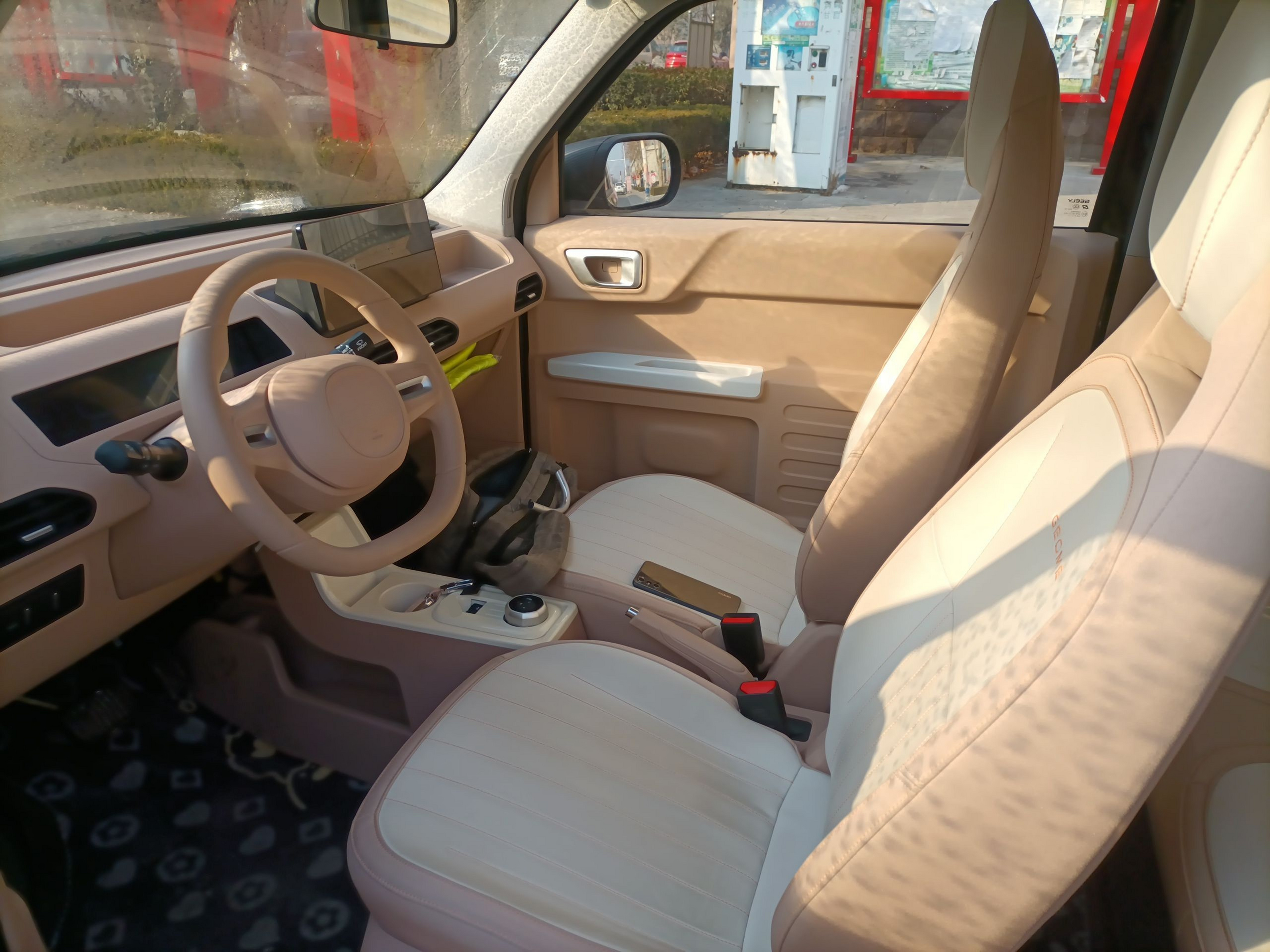 المقاعد الأمامية داخل السيارة