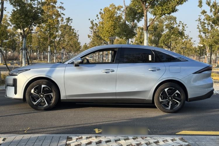 Used  L6 2025 EM-i 140km Starship Edition
