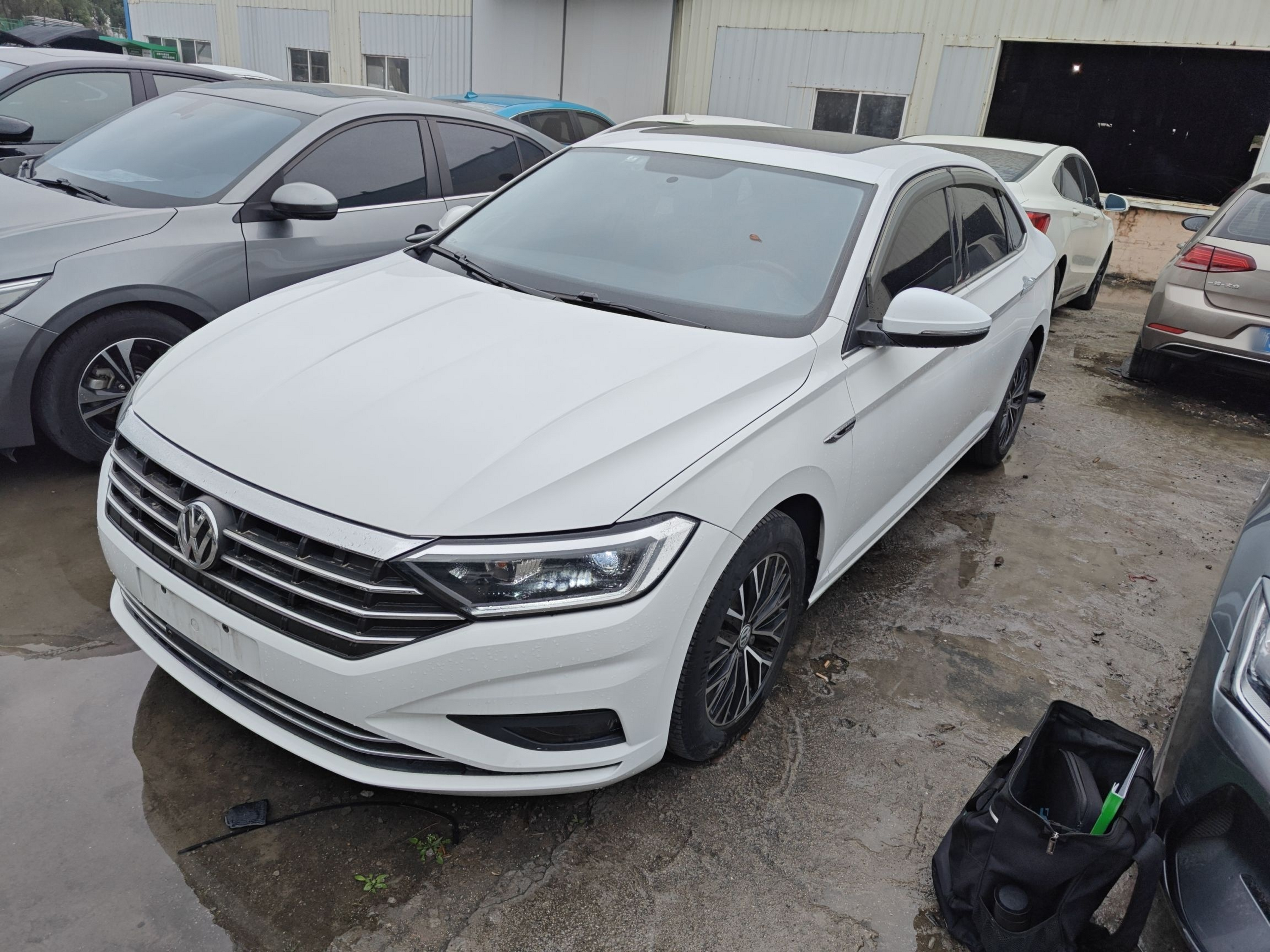 تحت مقدمة السيارة