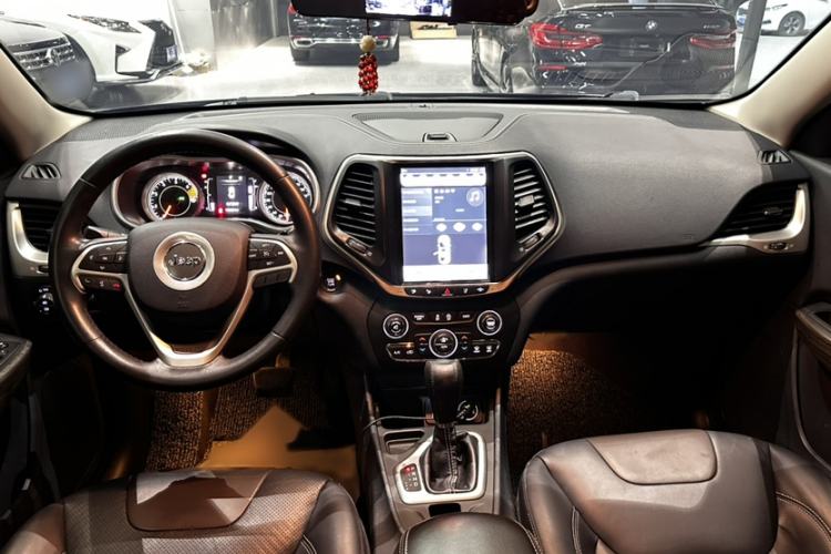 Used  Cherokee 2016 2.4L Leading Edition