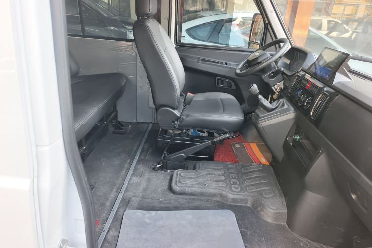 Used Iveco Daily 2023 2.5T A35M1 Short Wheelbase Low-Roof Single-Tire Side-Sliding Door 5-9 Seats
