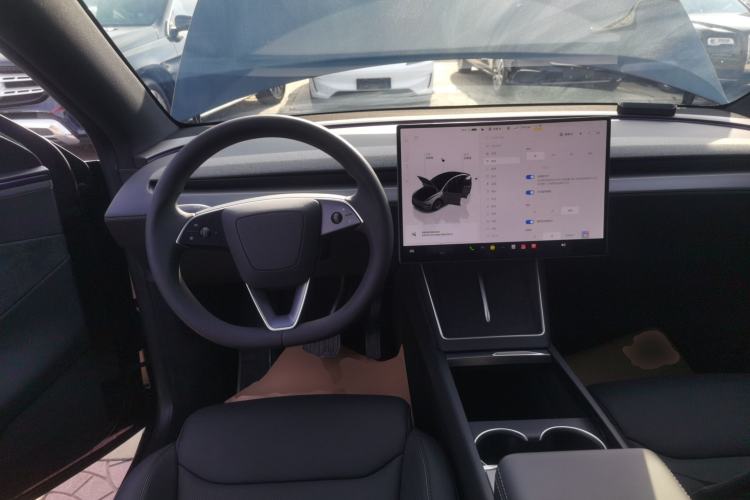 Used Tesla Model Y L 2025 Long-Range All-Wheel-Drive Version
