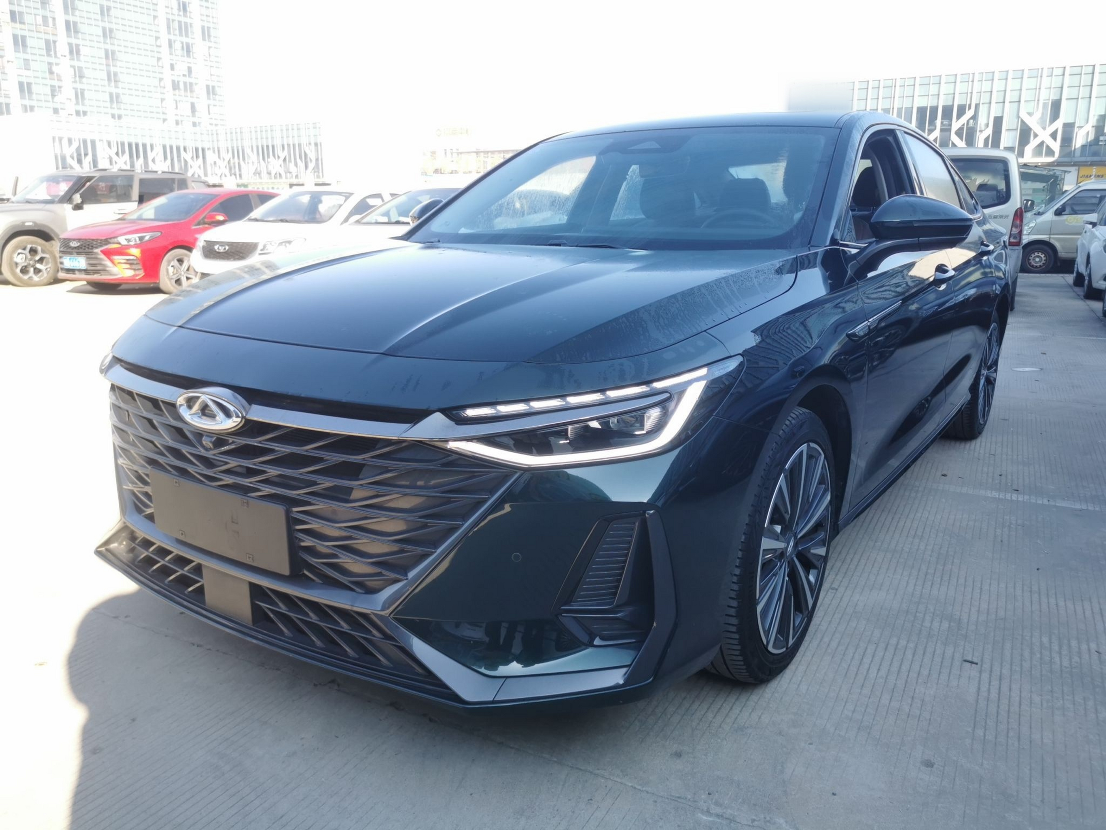 Под передней частью автомобиля